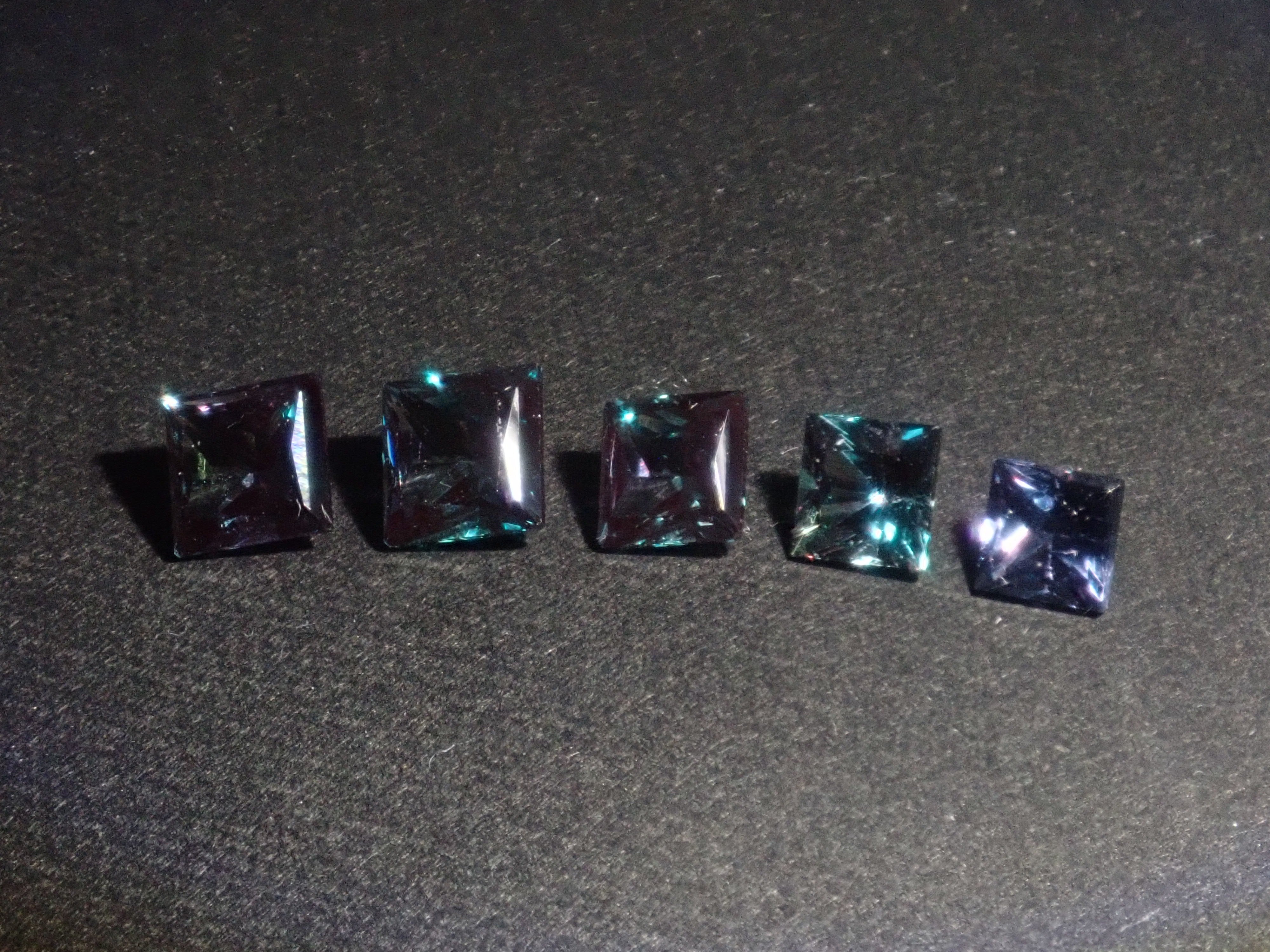 【2/23 22時販売】《限定5石》合成アレキサンドライトガチャ（プリンセスカット,3.5-4.5mm）《複数購入割引有》