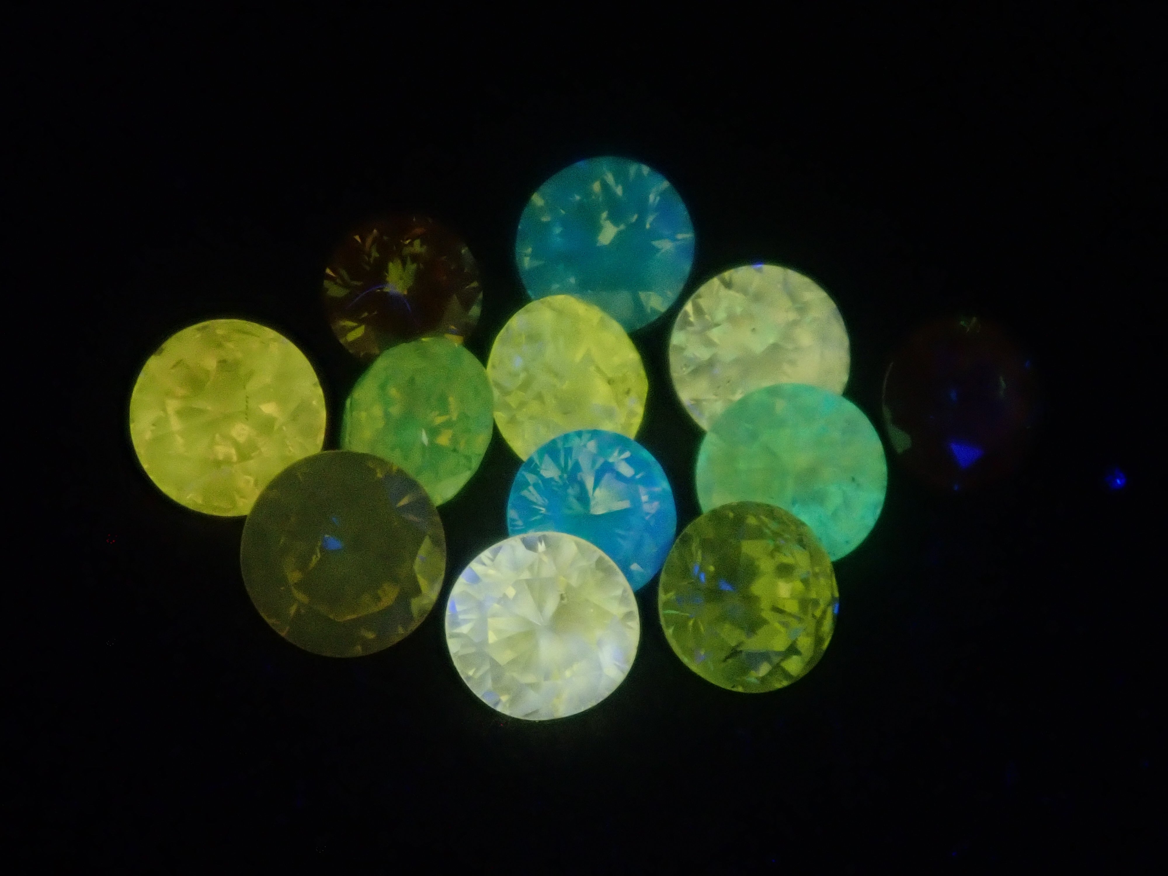 【7/26 22時販売】《限定16石》通常55,800円の0.706ct FANCY DEEP ORANGY YELLOW含むイエローダイヤガチャ《複数購入割引有》