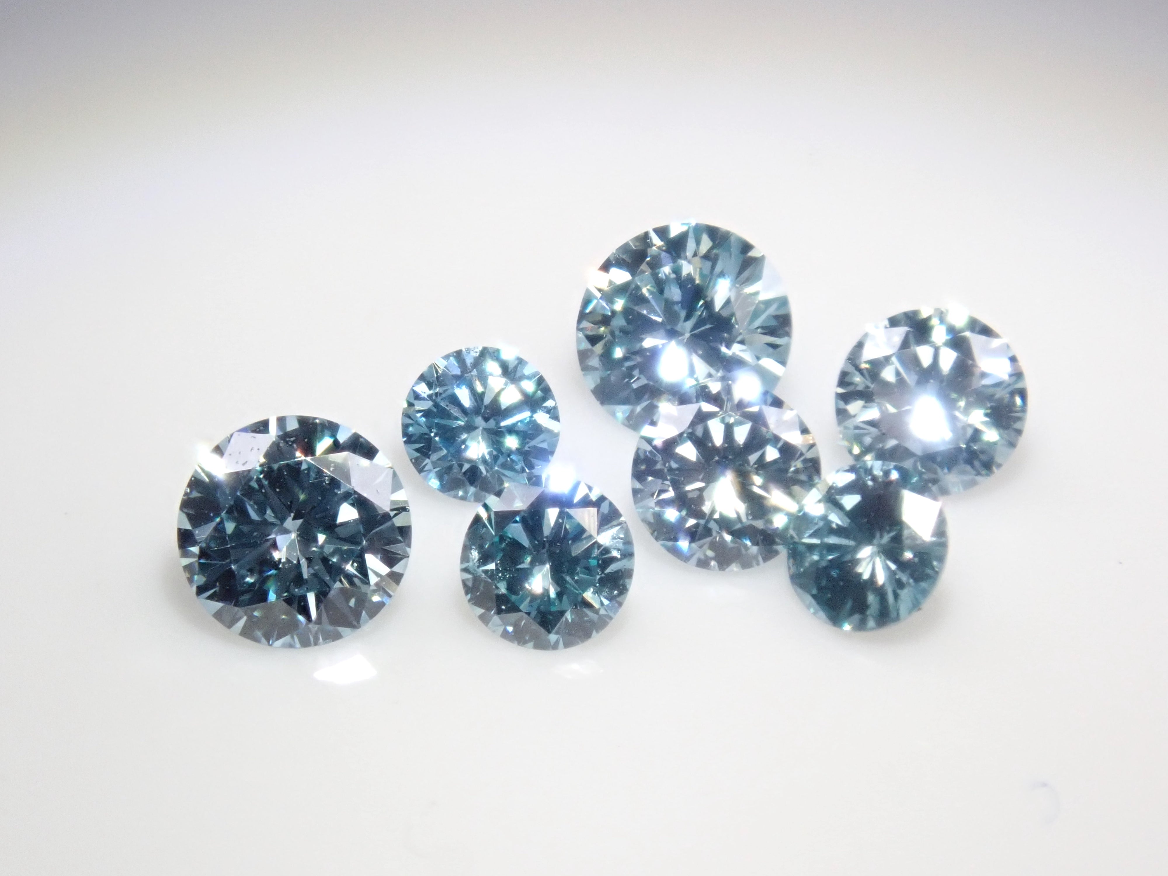 [On sale from 10pm on 2/24] {Limited to 7 stones} Diamond Gacha💎 Ice blue diamond (equivalent to VS-SI class, 2-2.7mm) 1 loose stone {Multiple purchase discounts available}