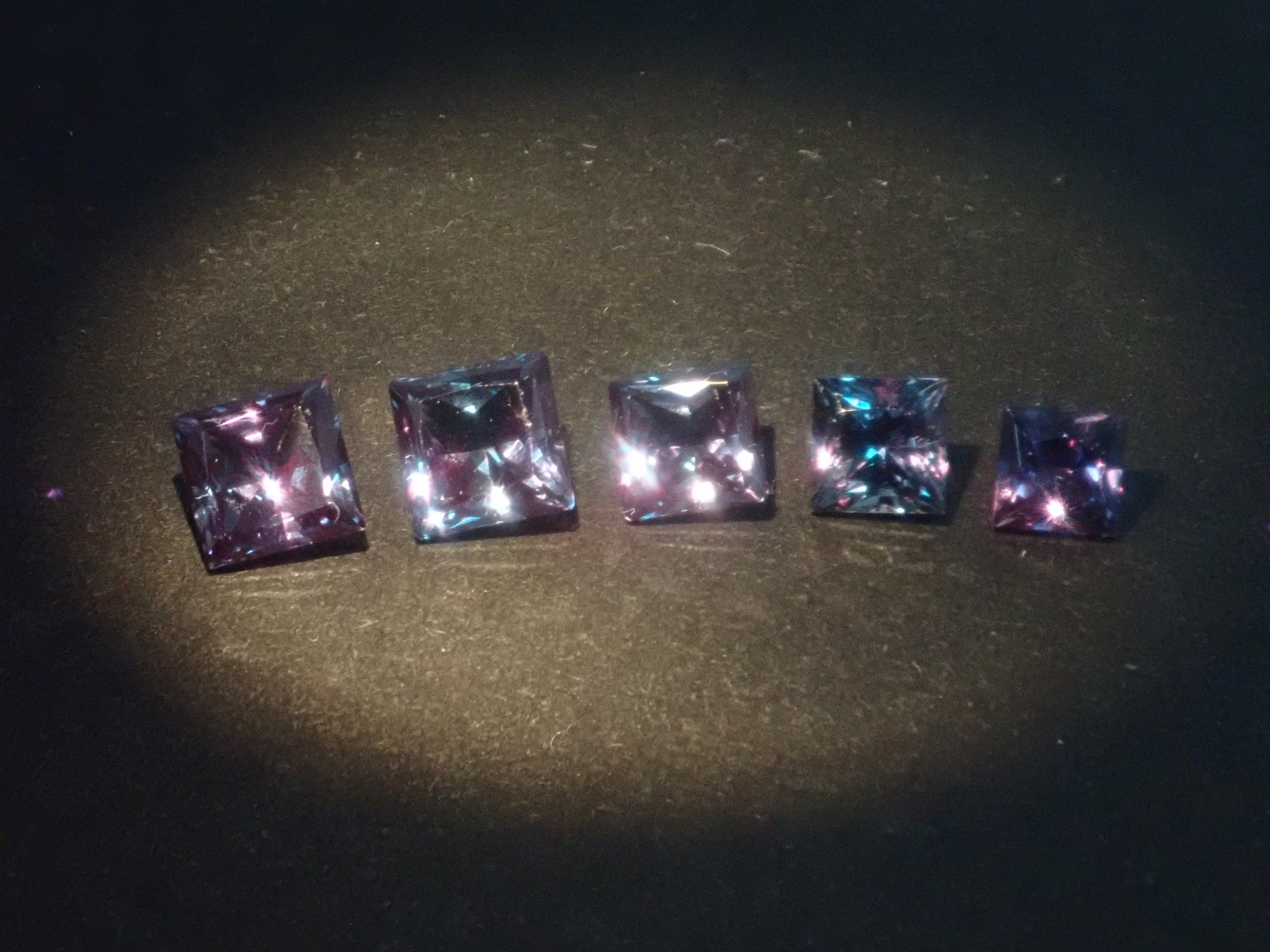 【2/23 22時販売】《限定5石》合成アレキサンドライトガチャ（プリンセスカット,3.5-4.5mm）《複数購入割引有》