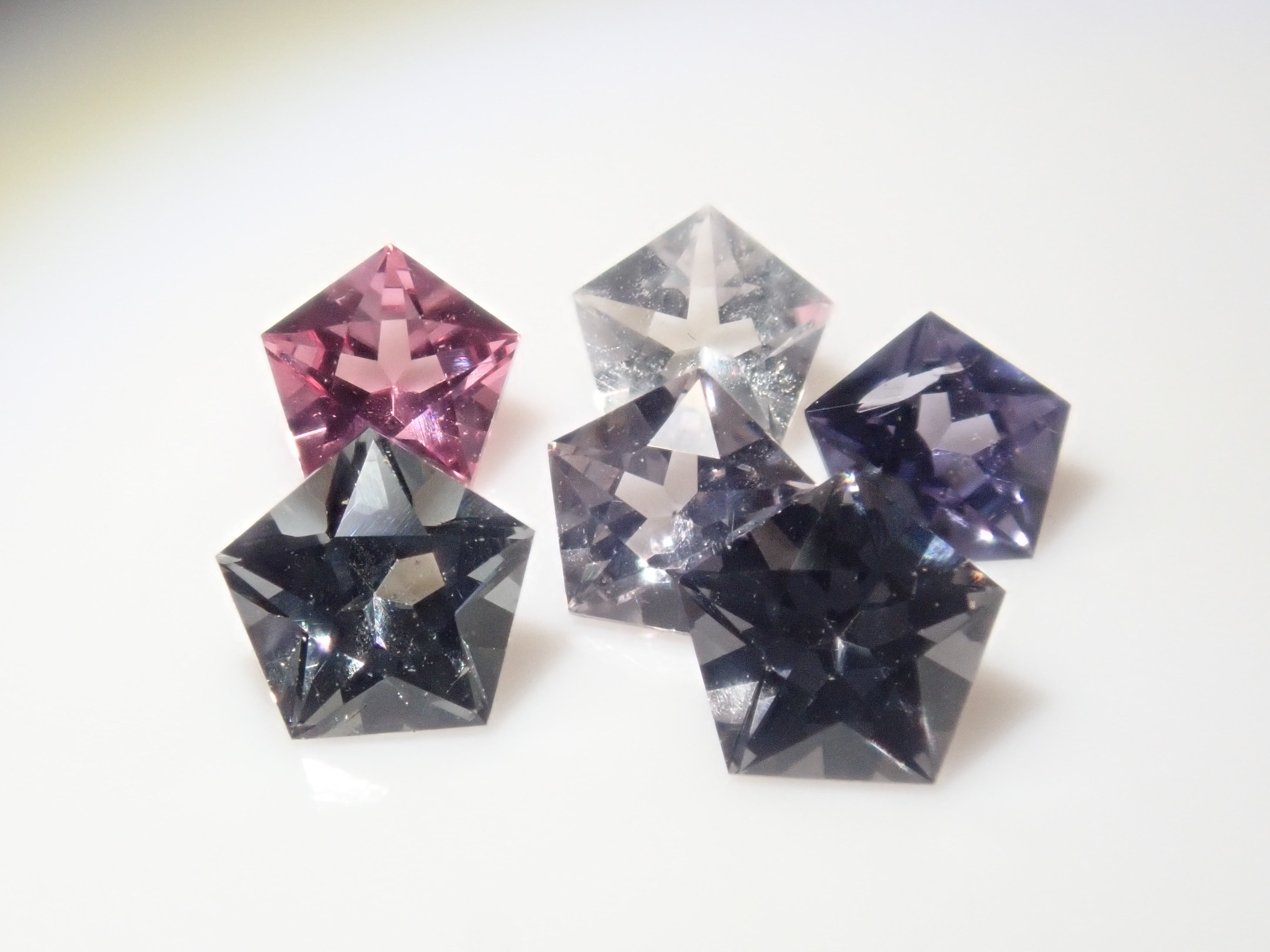 Limited to 6 stones: 1 loose spinel stone from Myanmar (pentagonal cut, 3-3.5mm) Multiple purchase discounts available