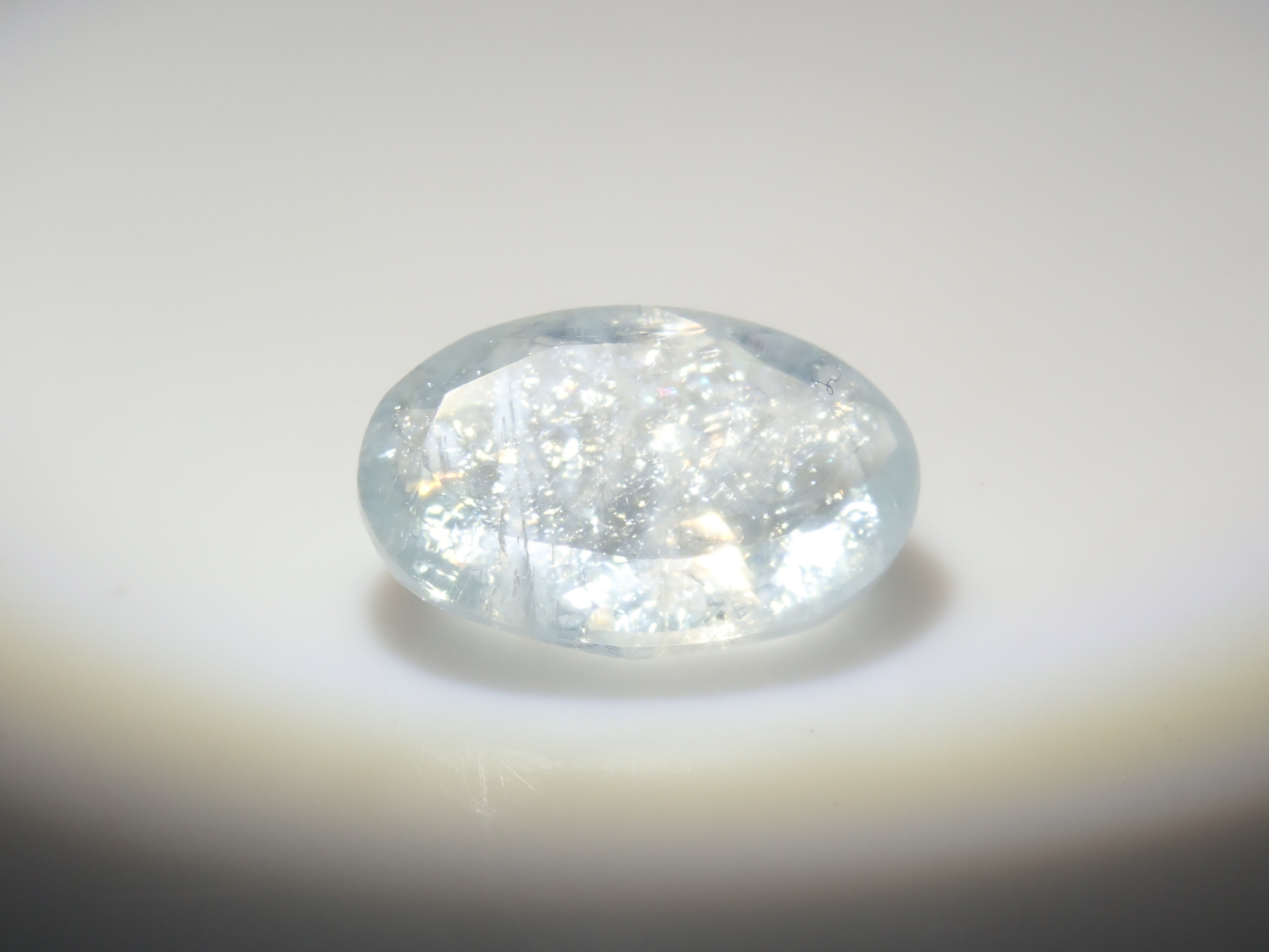[Available at 10 PM on August 13th] [Limited to 9 stones] One loose Brazilian rainbow aquamarine (oval cut, average 0.8 carats) [Multiple purchase discounts available]