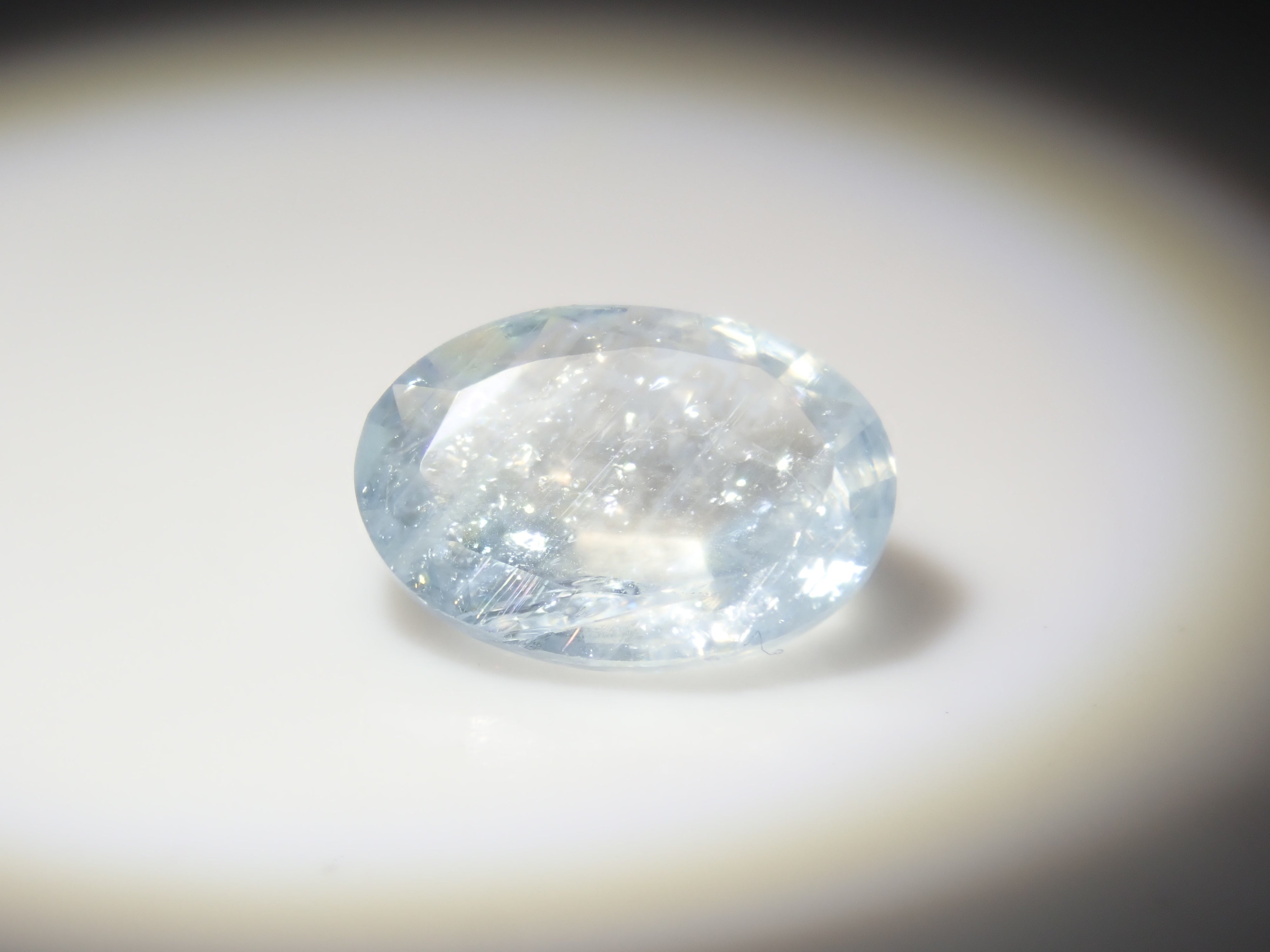 [Available at 10 PM on August 13th] [Limited to 9 stones] One loose Brazilian rainbow aquamarine (oval cut, average 0.8 carats) [Multiple purchase discounts available]