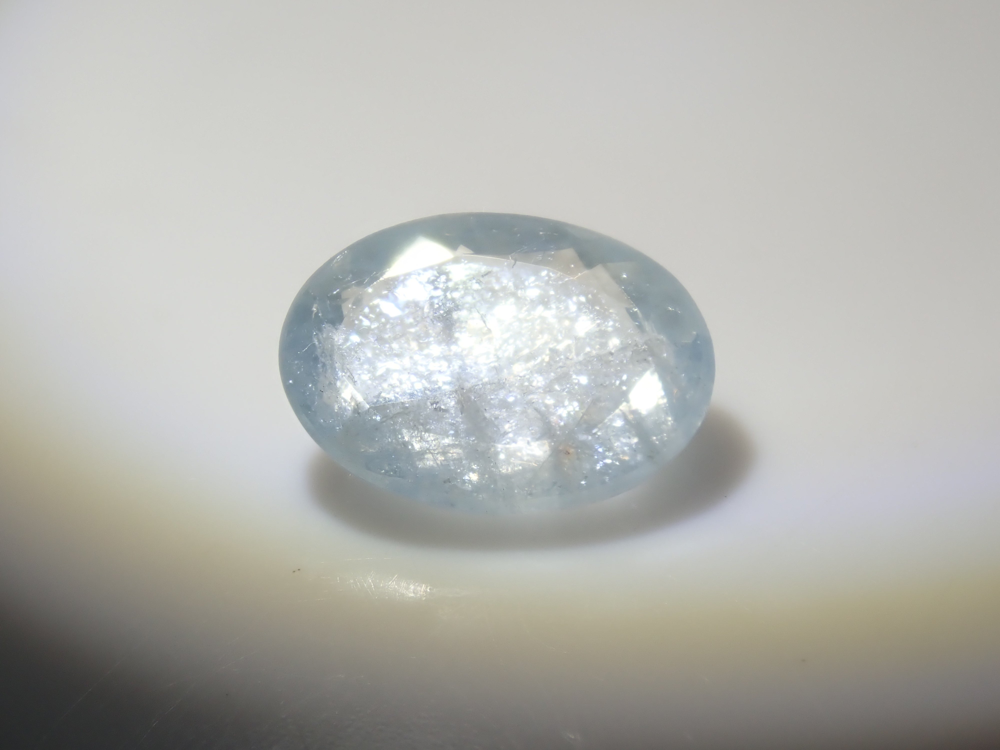 [Available at 10 PM on August 13th] [Limited to 9 stones] One loose Brazilian rainbow aquamarine (oval cut, average 0.8 carats) [Multiple purchase discounts available]