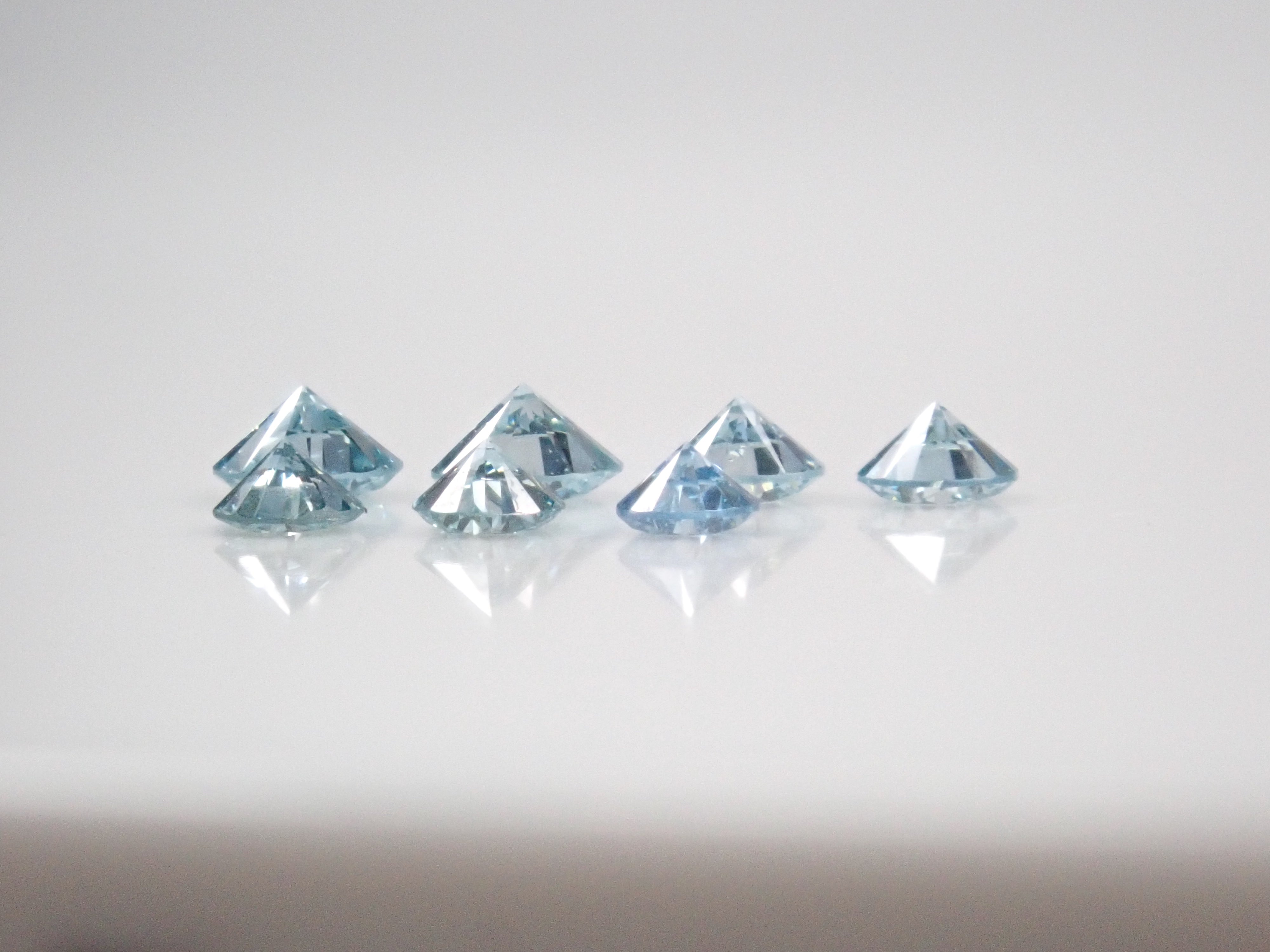 [On sale from 10pm on 2/24] {Limited to 7 stones} Diamond Gacha💎 Ice blue diamond (equivalent to VS-SI class, 2-2.7mm) 1 loose stone {Multiple purchase discounts available}