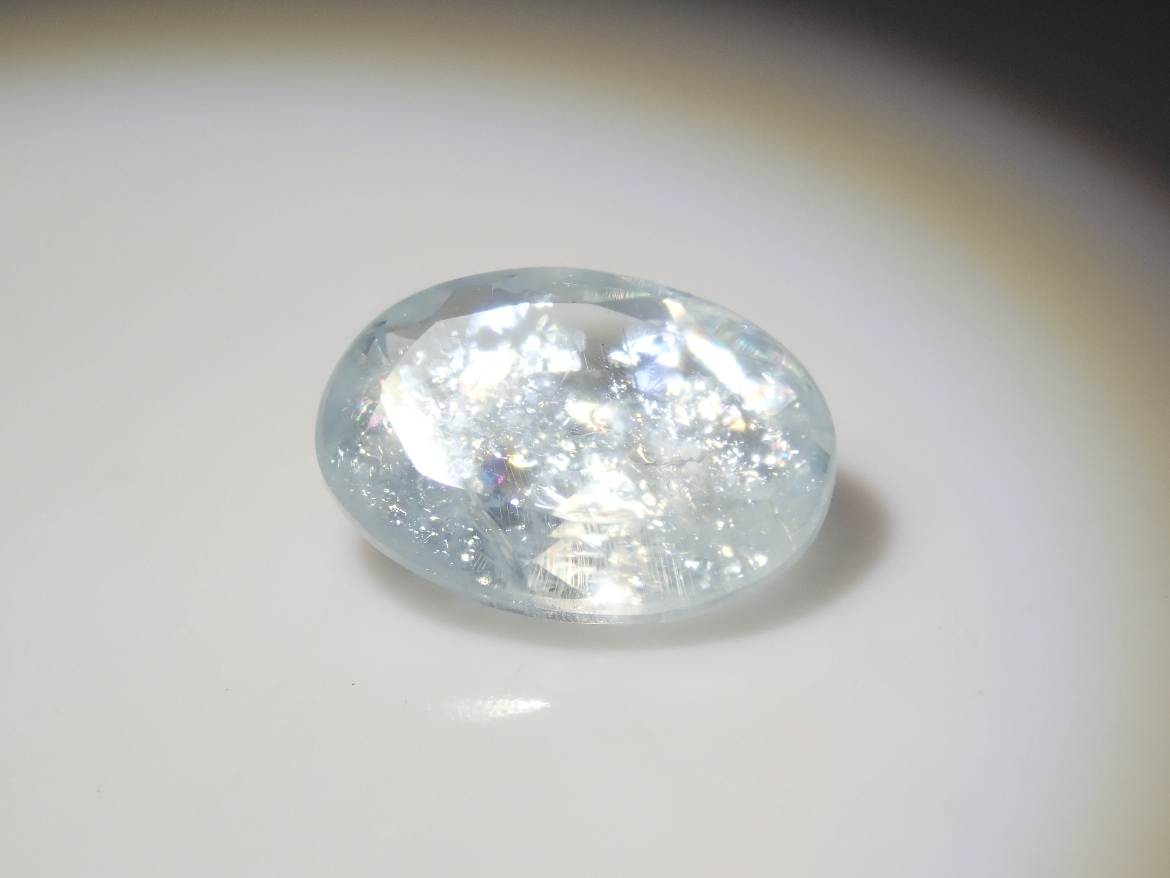 [Available at 10 PM on August 13th] [Limited to 9 stones] One loose Brazilian rainbow aquamarine (oval cut, average 0.8 carats) [Multiple purchase discounts available]