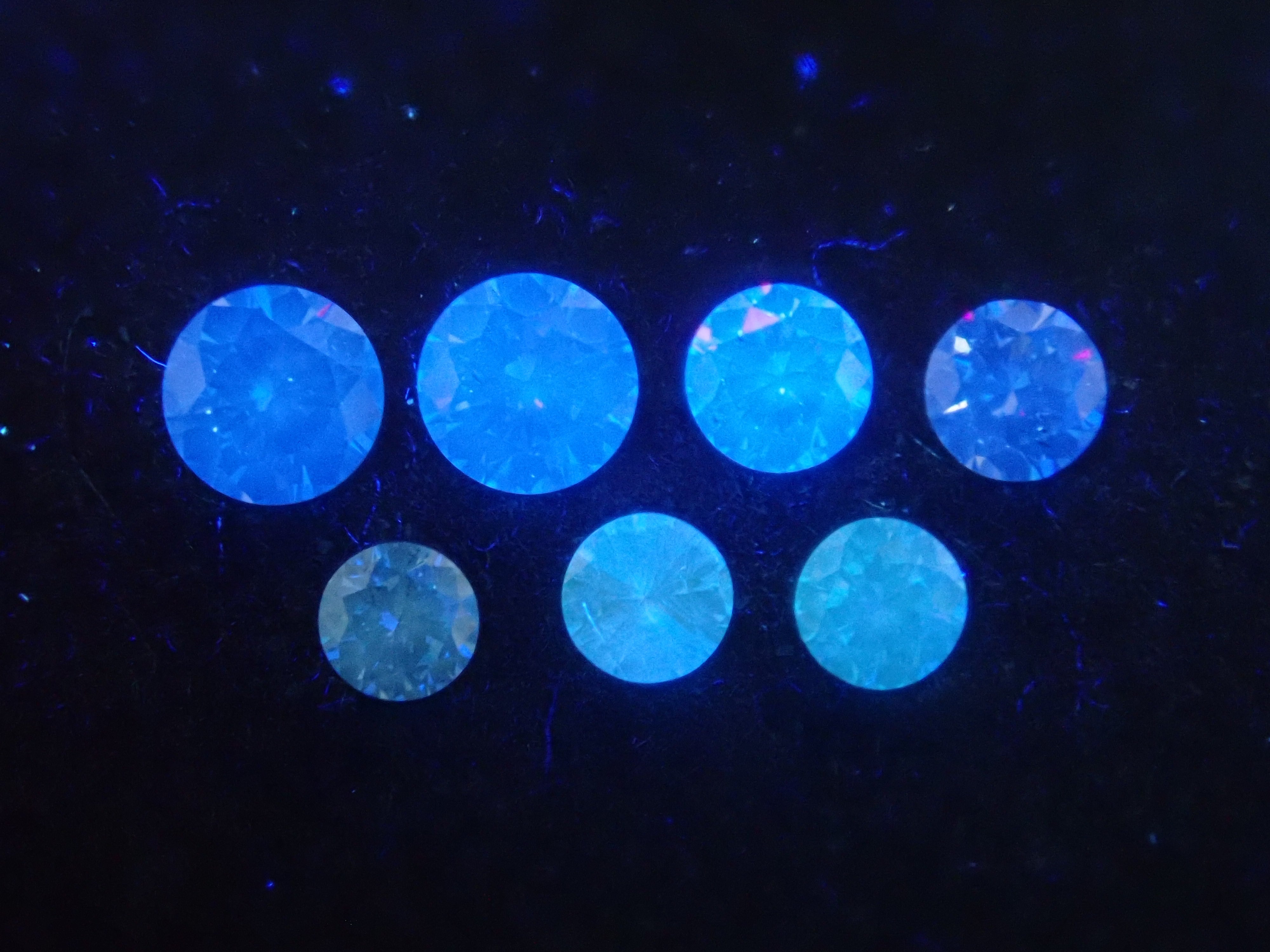 [On sale from 10pm on 2/24] {Limited to 7 stones} Diamond Gacha💎 Ice blue diamond (equivalent to VS-SI class, 2-2.7mm) 1 loose stone {Multiple purchase discounts available}