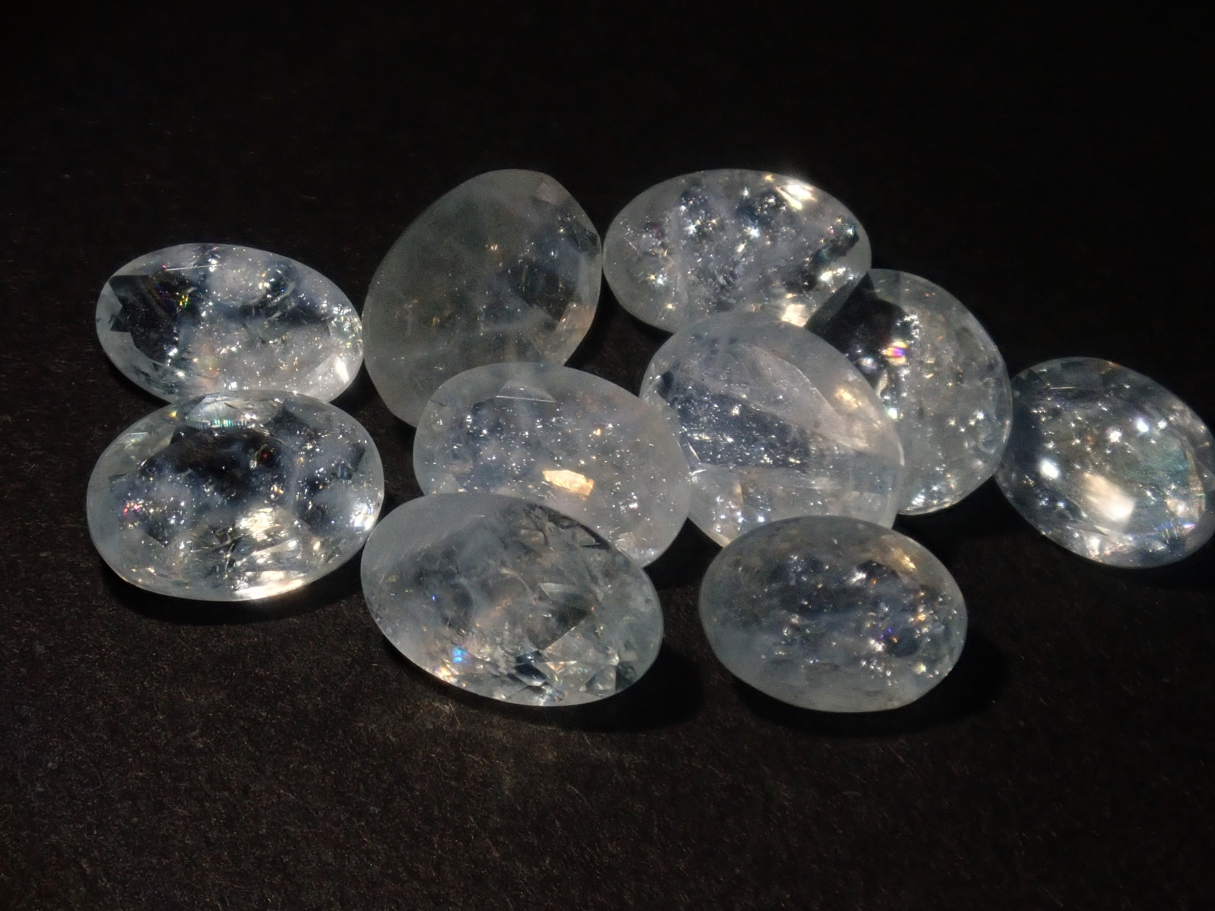 [Available at 10 PM on August 13th] [Limited to 9 stones] One loose Brazilian rainbow aquamarine (oval cut, average 0.8 carats) [Multiple purchase discounts available]