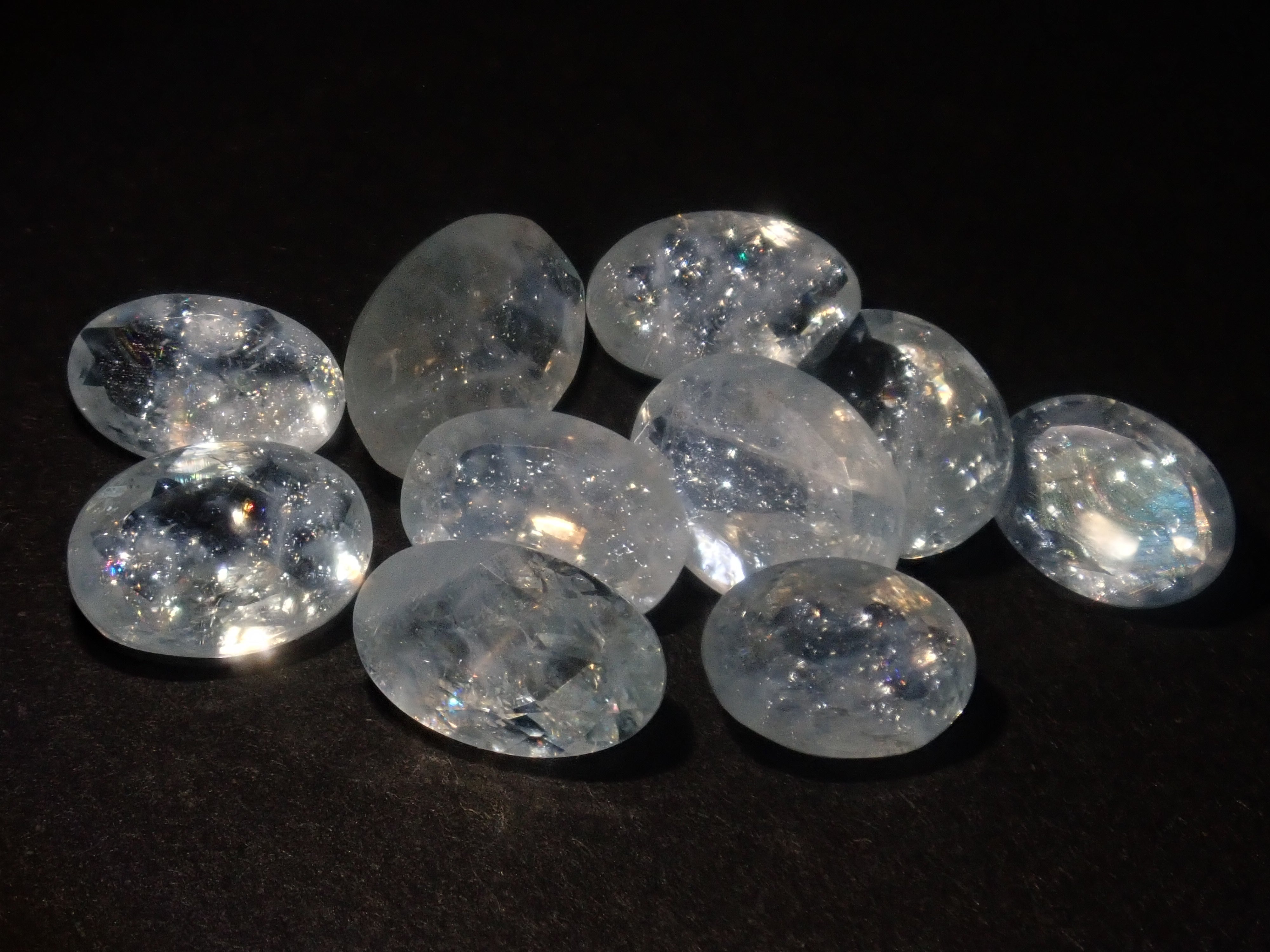 [Available at 10 PM on August 13th] [Limited to 9 stones] One loose Brazilian rainbow aquamarine (oval cut, average 0.8 carats) [Multiple purchase discounts available]