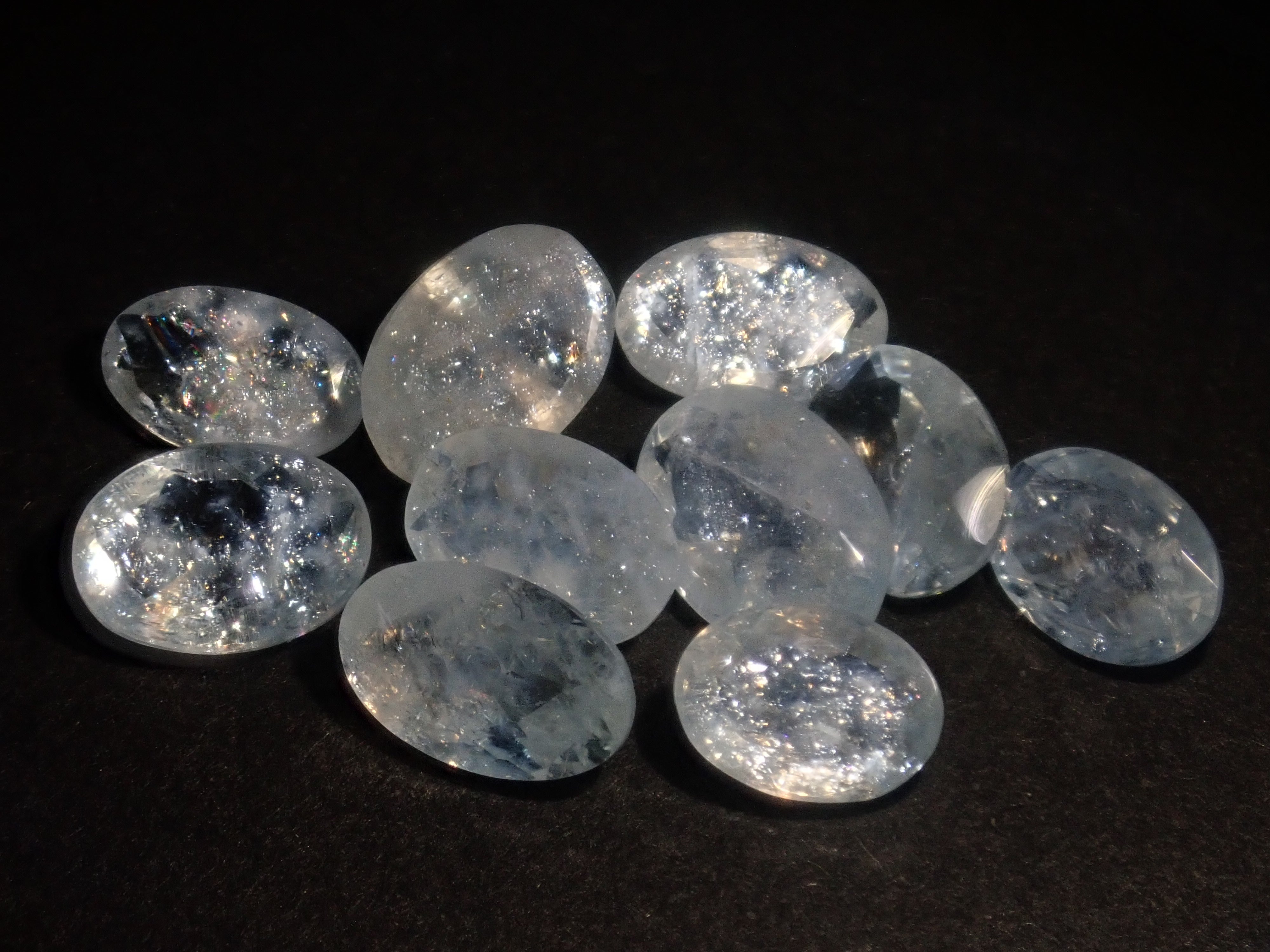 [Available at 10 PM on August 13th] [Limited to 9 stones] One loose Brazilian rainbow aquamarine (oval cut, average 0.8 carats) [Multiple purchase discounts available]