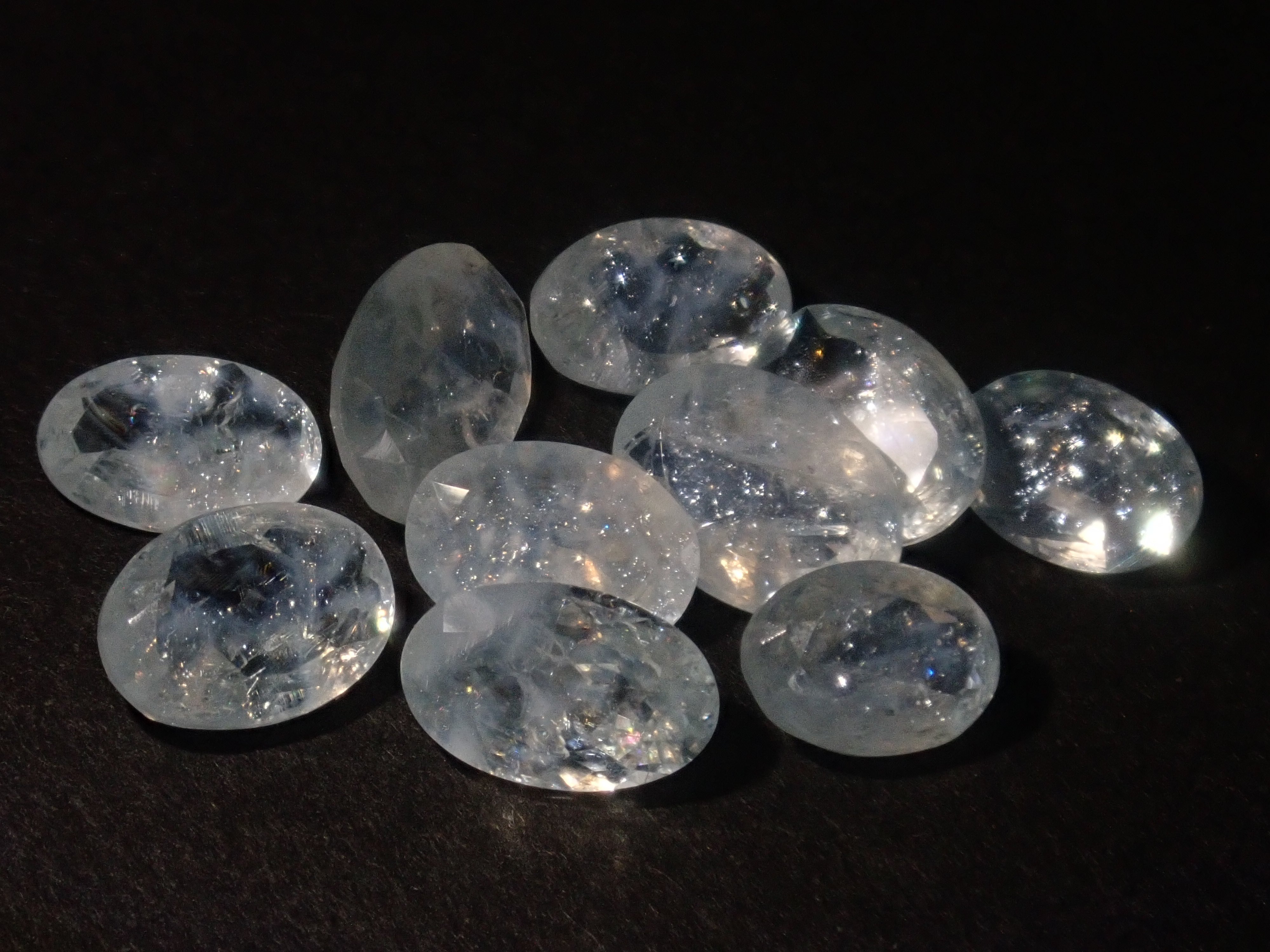 [Available at 10 PM on August 13th] [Limited to 9 stones] One loose Brazilian rainbow aquamarine (oval cut, average 0.8 carats) [Multiple purchase discounts available]