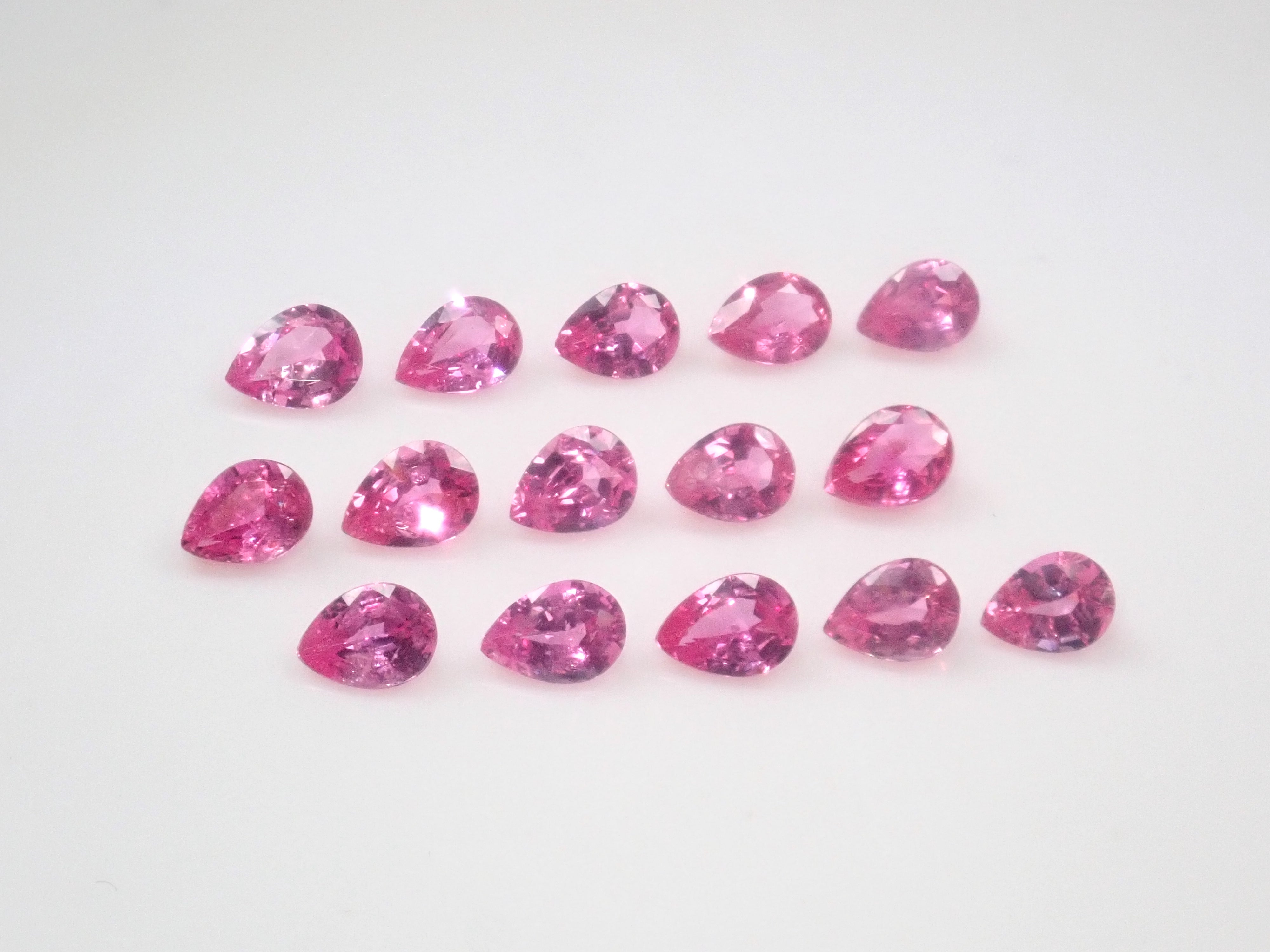 モザンビーク産ホットピンクサファイア1石ルース(ペアシェイプ,約4×3mm)