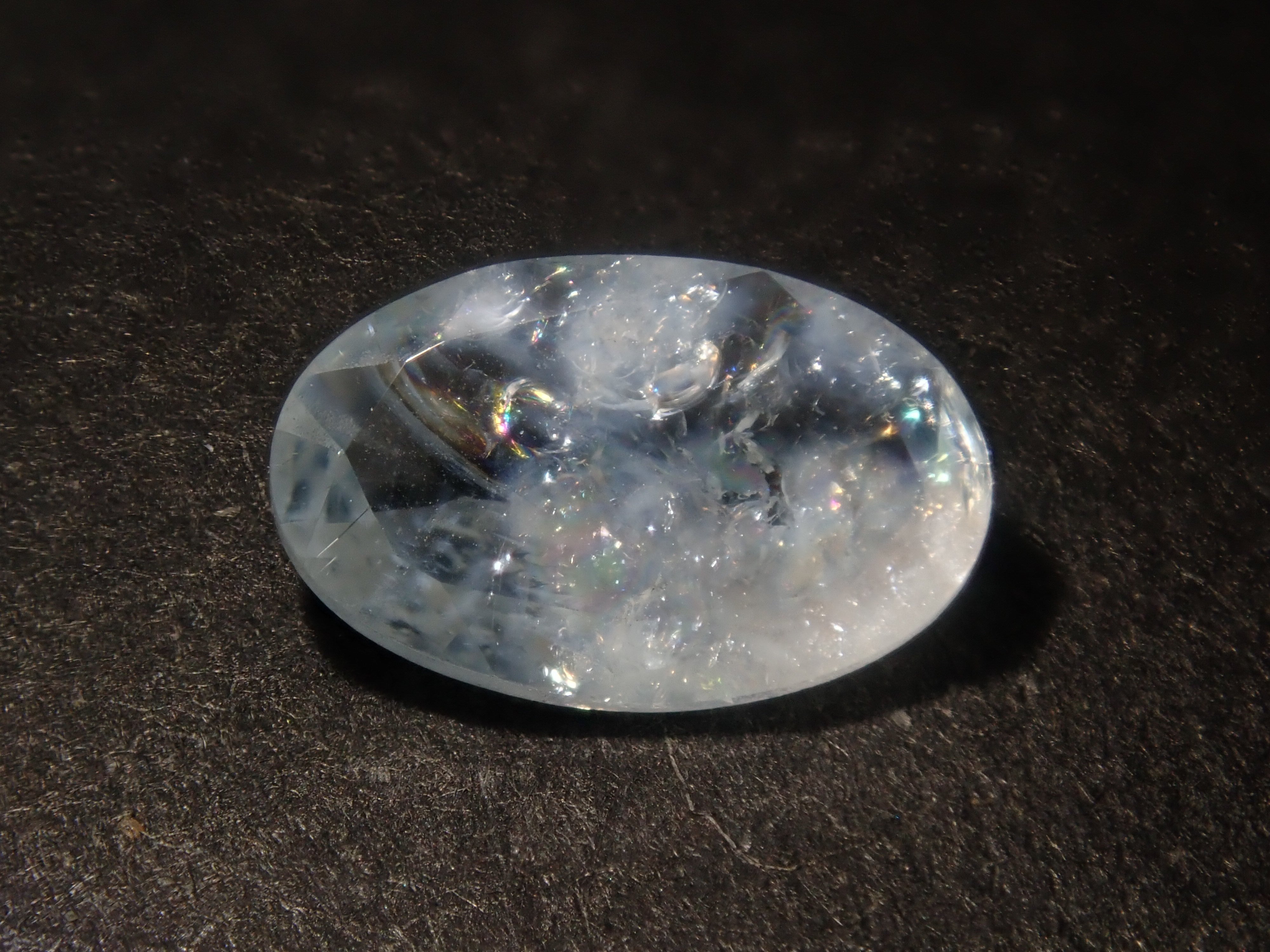 [Available at 10 PM on August 13th] [Limited to 9 stones] One loose Brazilian rainbow aquamarine (oval cut, average 0.8 carats) [Multiple purchase discounts available]