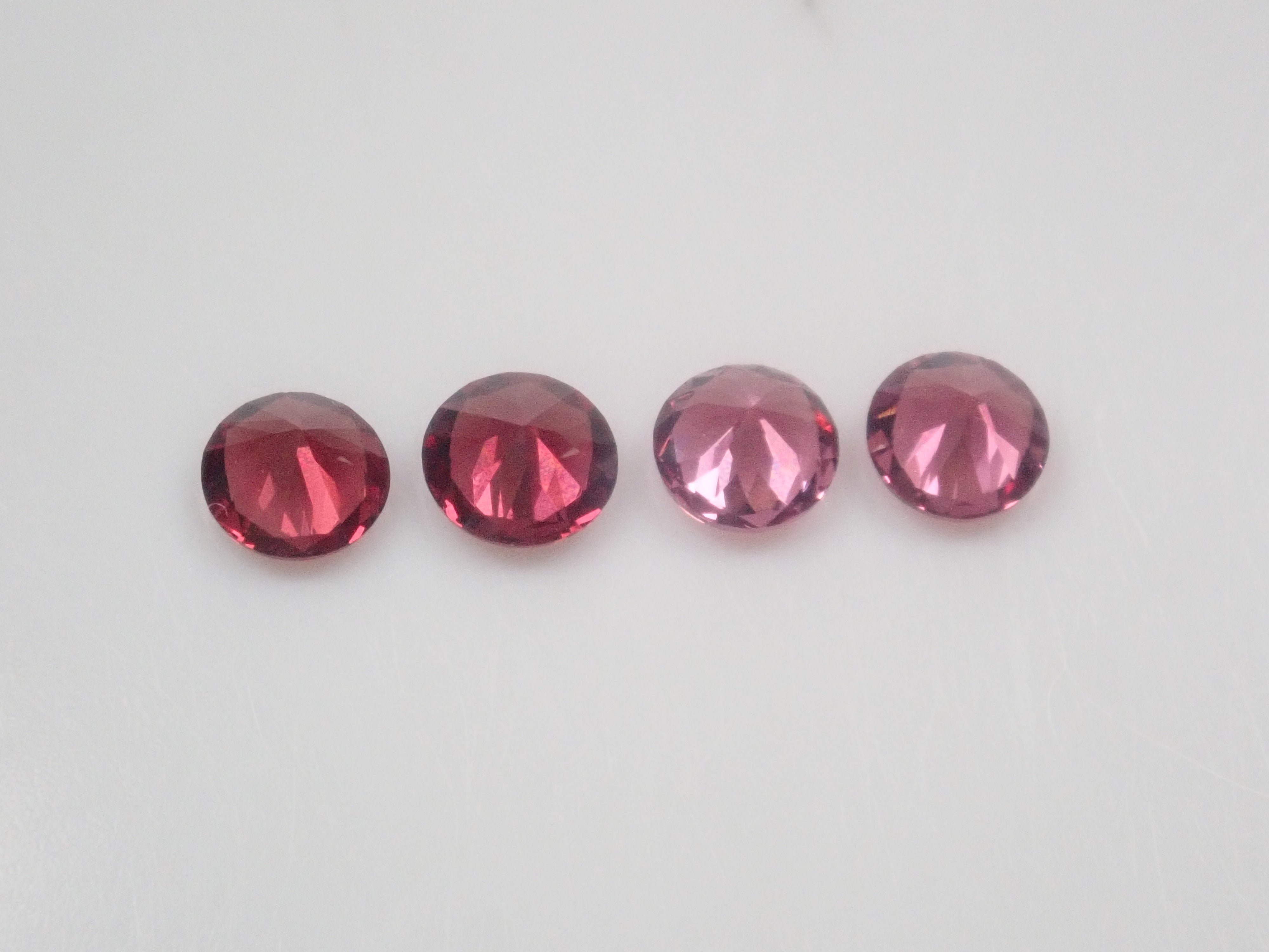 【10/5 22時販売】《限定4石》スリランカ産ロードライトガーネット（4mm,ラウンドカット）　1石ルース《複数購入割引有》
