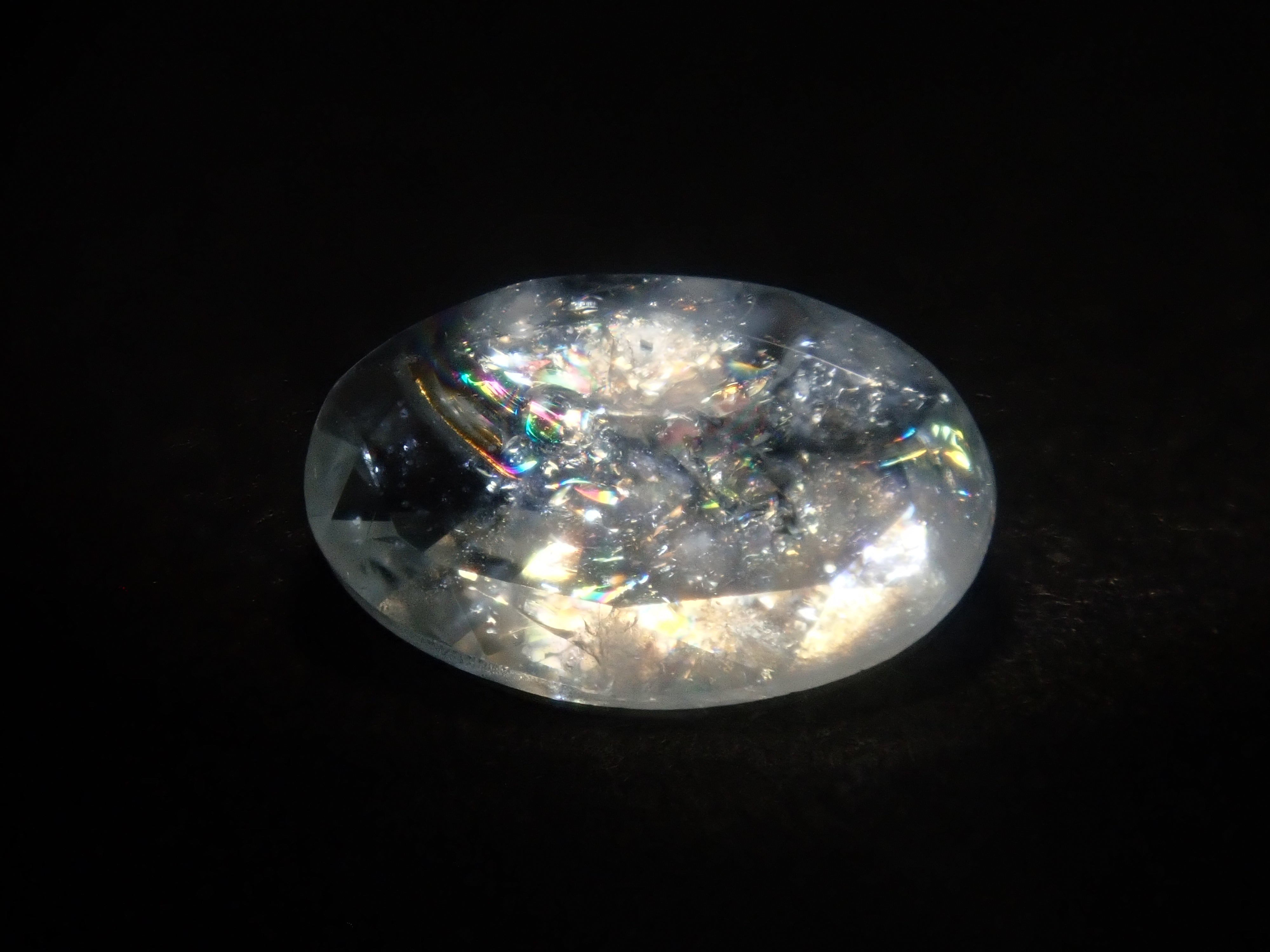 [Available at 10 PM on August 13th] [Limited to 9 stones] One loose Brazilian rainbow aquamarine (oval cut, average 0.8 carats) [Multiple purchase discounts available]