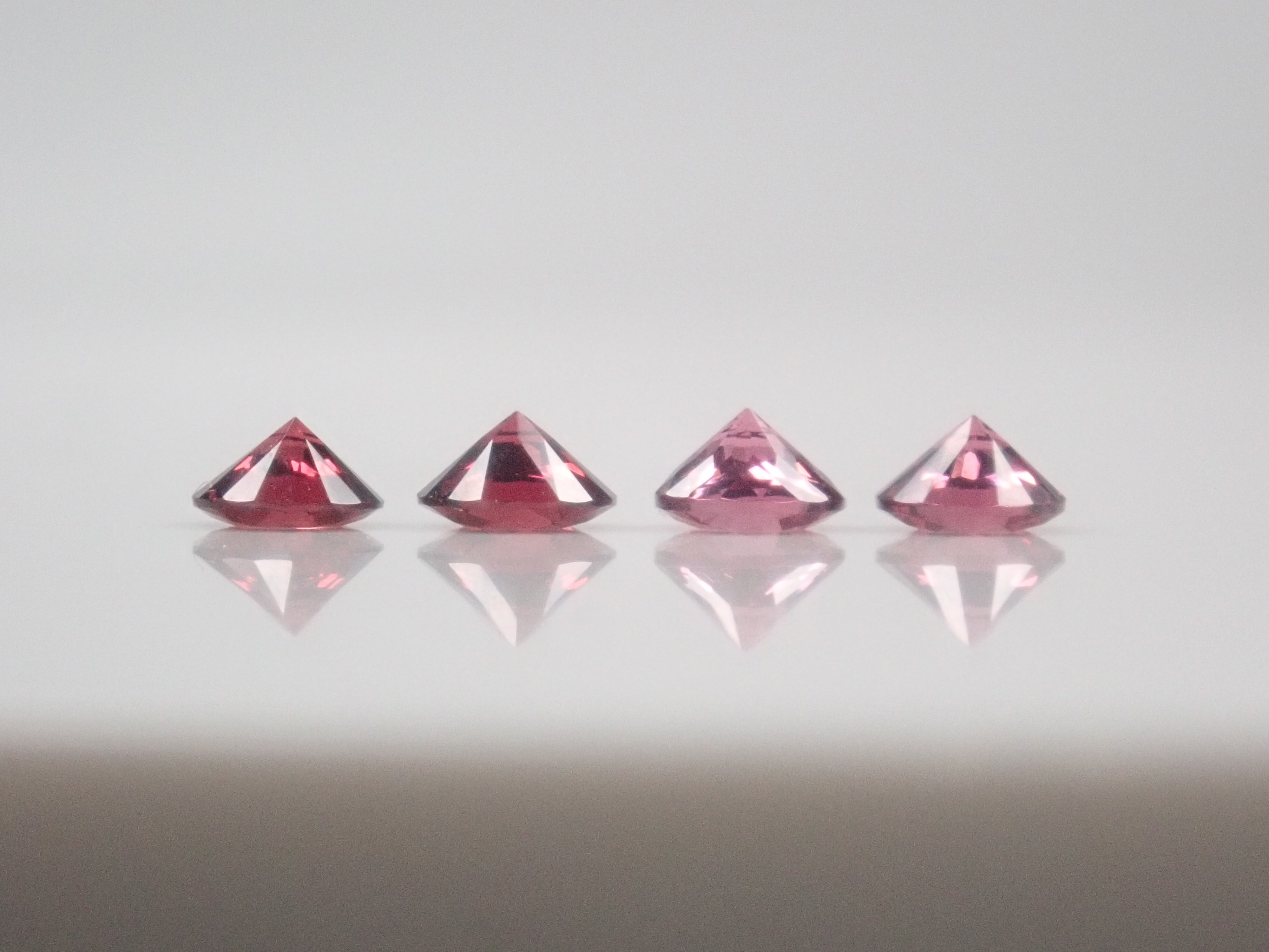 【10/5 22時販売】《限定4石》スリランカ産ロードライトガーネット（4mm,ラウンドカット）　1石ルース《複数購入割引有》