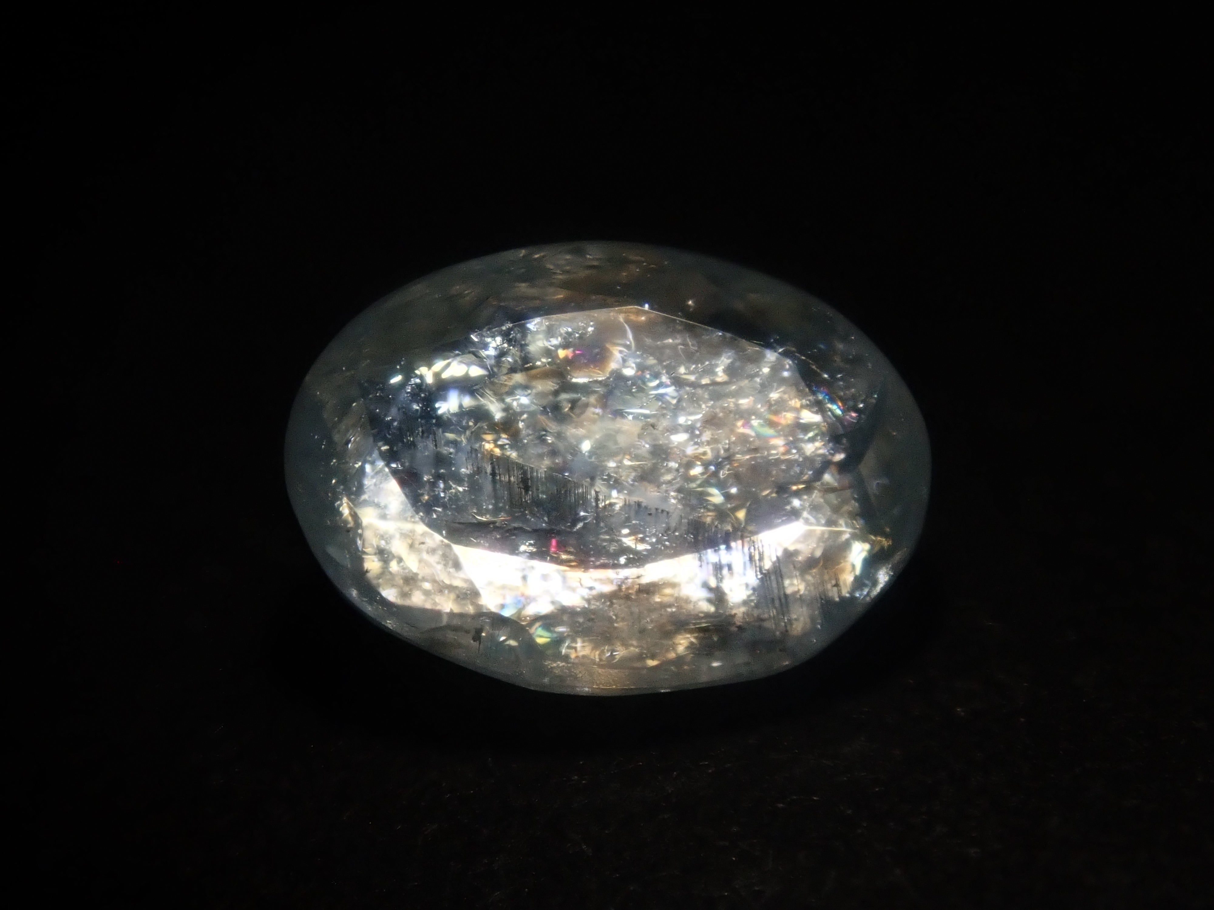 [Available at 10 PM on August 13th] [Limited to 9 stones] One loose Brazilian rainbow aquamarine (oval cut, average 0.8 carats) [Multiple purchase discounts available]