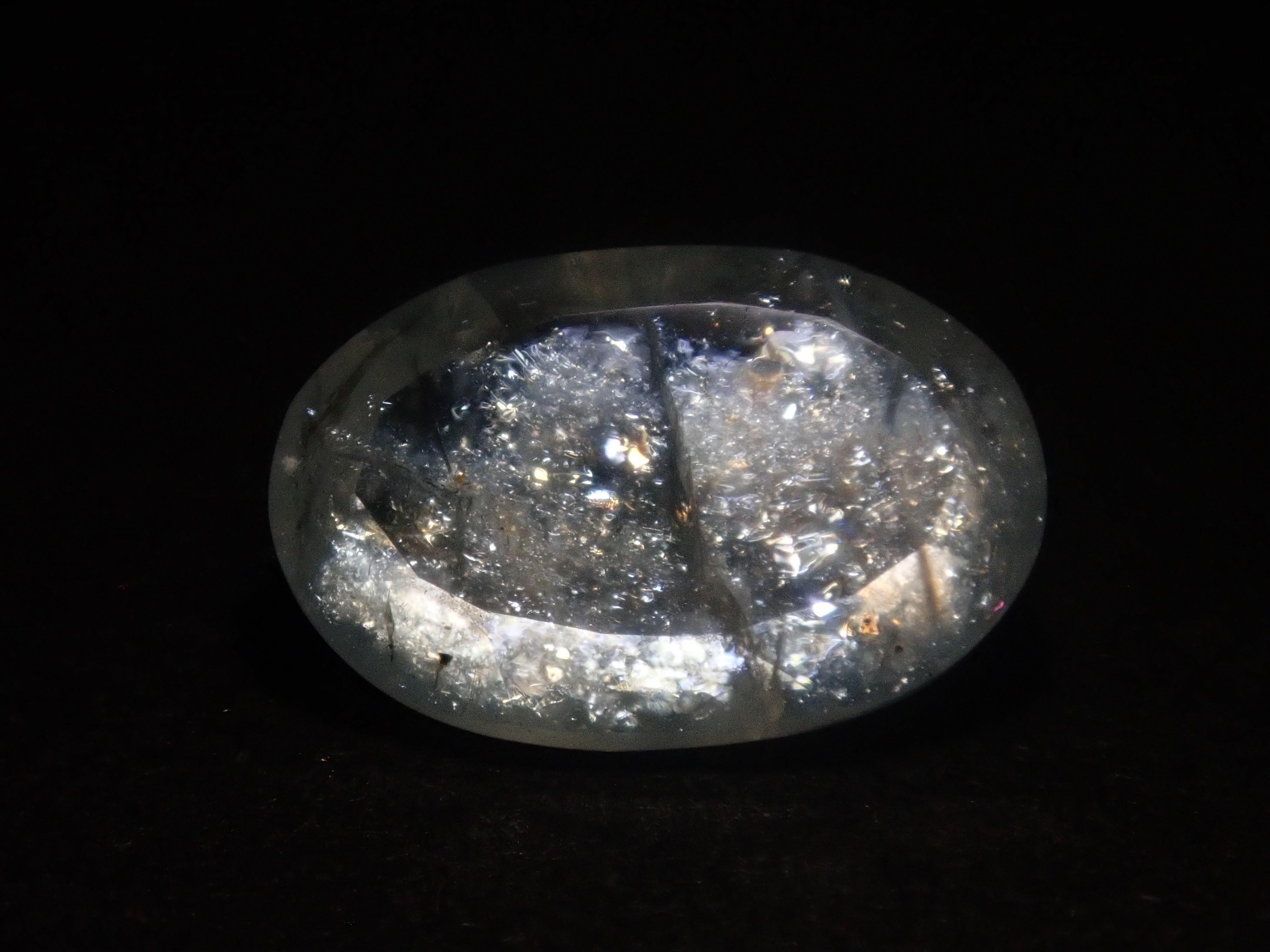 [Available at 10 PM on August 13th] [Limited to 9 stones] One loose Brazilian rainbow aquamarine (oval cut, average 0.8 carats) [Multiple purchase discounts available]