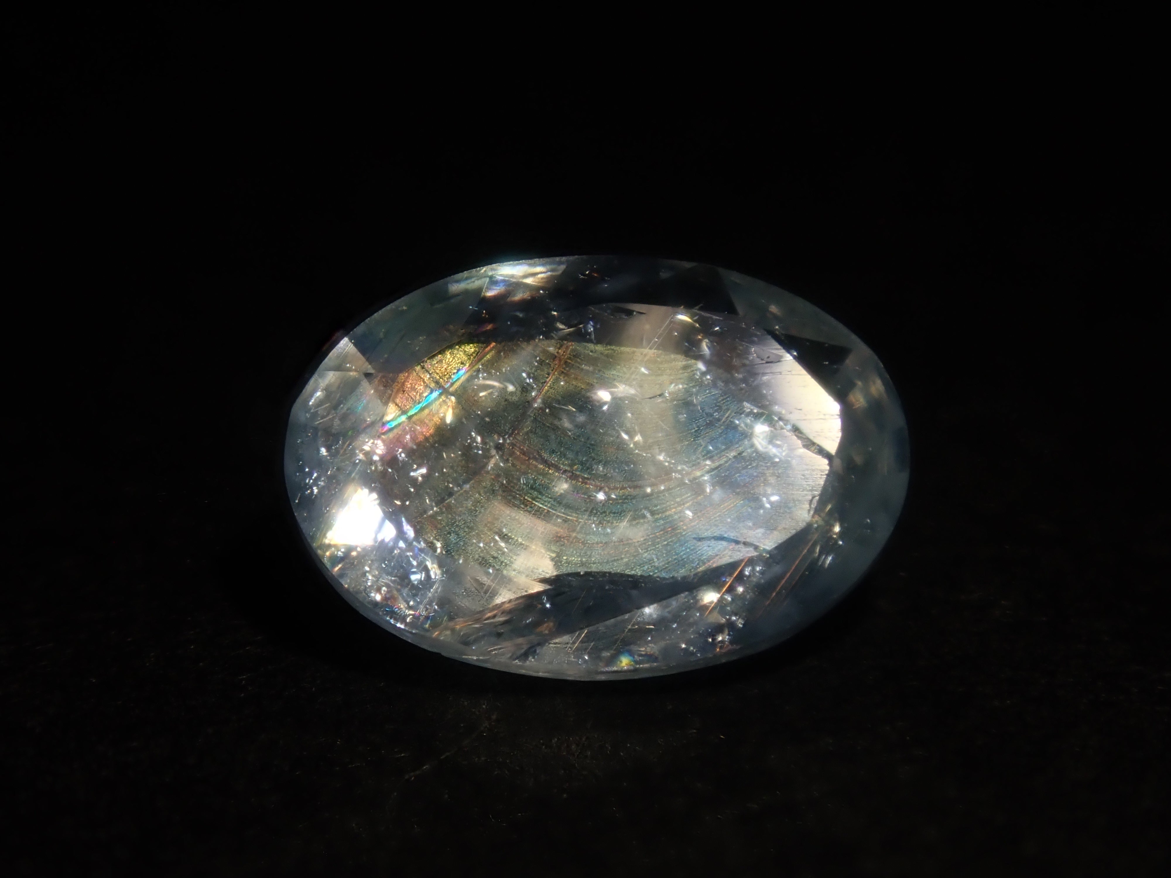[Available at 10 PM on August 13th] [Limited to 9 stones] One loose Brazilian rainbow aquamarine (oval cut, average 0.8 carats) [Multiple purchase discounts available]