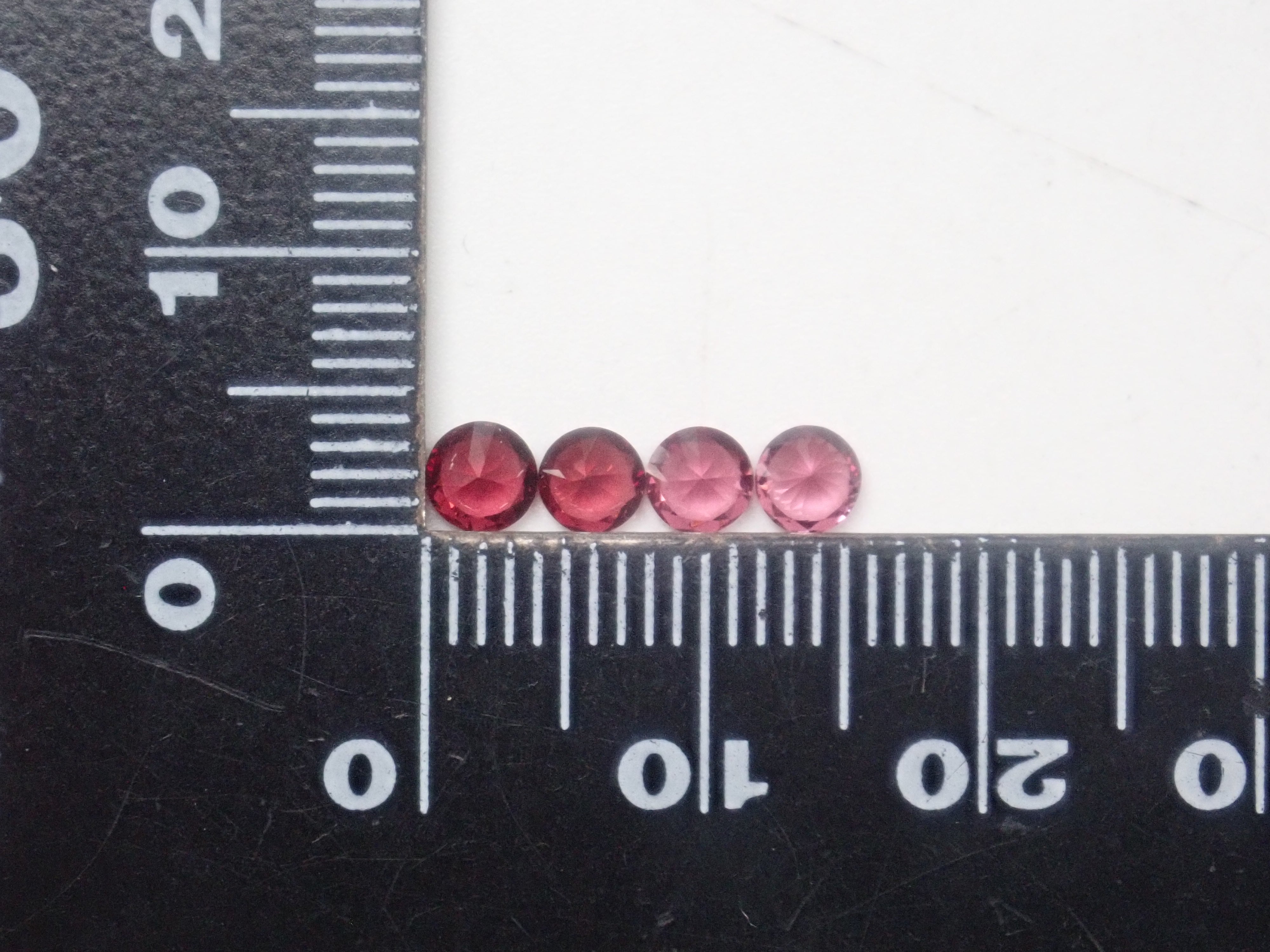 【10/5 22時販売】《限定4石》スリランカ産ロードライトガーネット（4mm,ラウンドカット）　1石ルース《複数購入割引有》