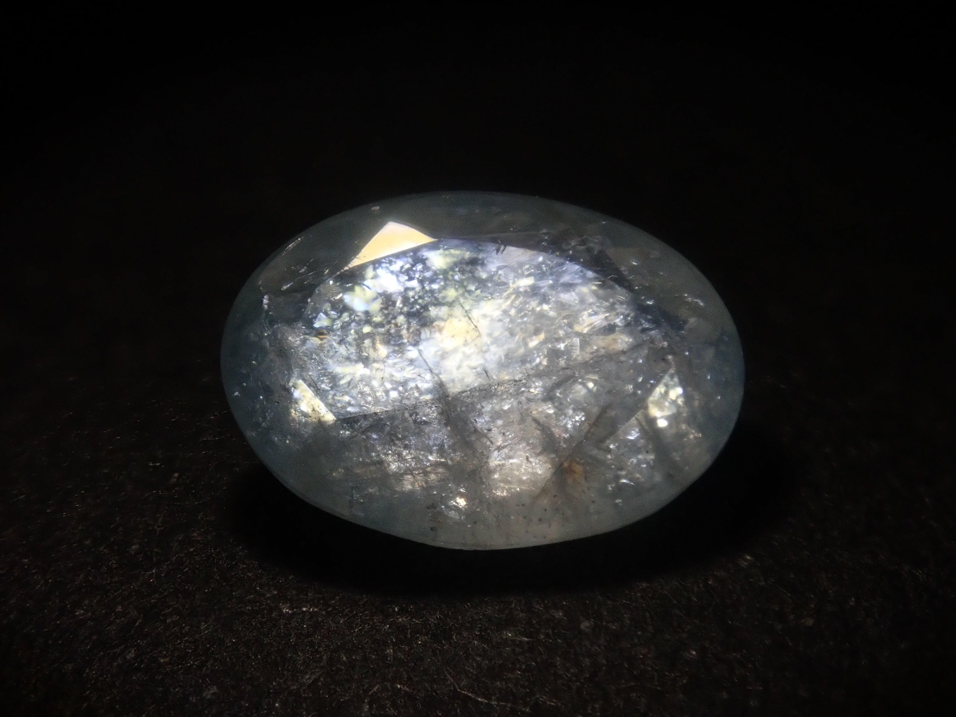 [Available at 10 PM on August 13th] [Limited to 9 stones] One loose Brazilian rainbow aquamarine (oval cut, average 0.8 carats) [Multiple purchase discounts available]