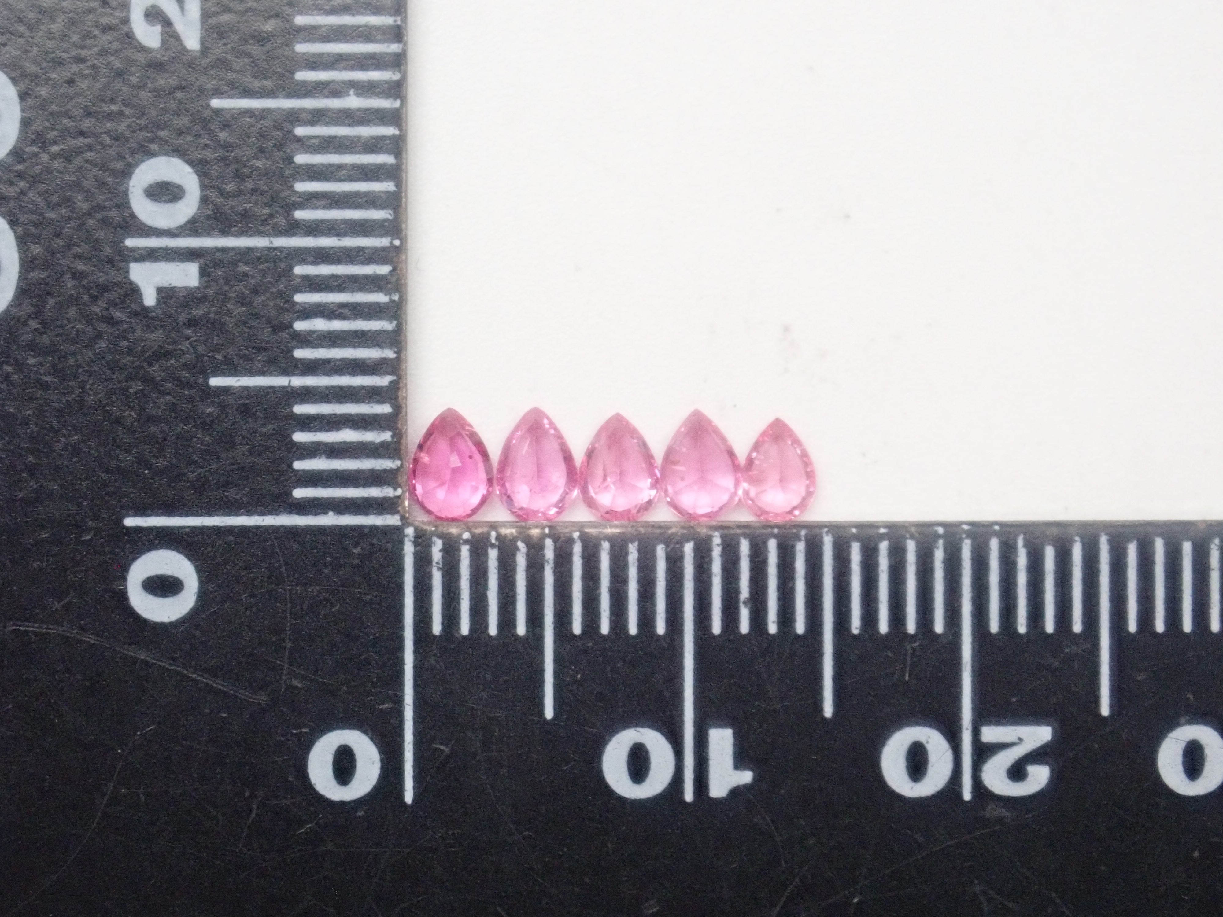 モザンビーク産ホットピンクサファイア1石ルース(ペアシェイプ,約4×3mm)