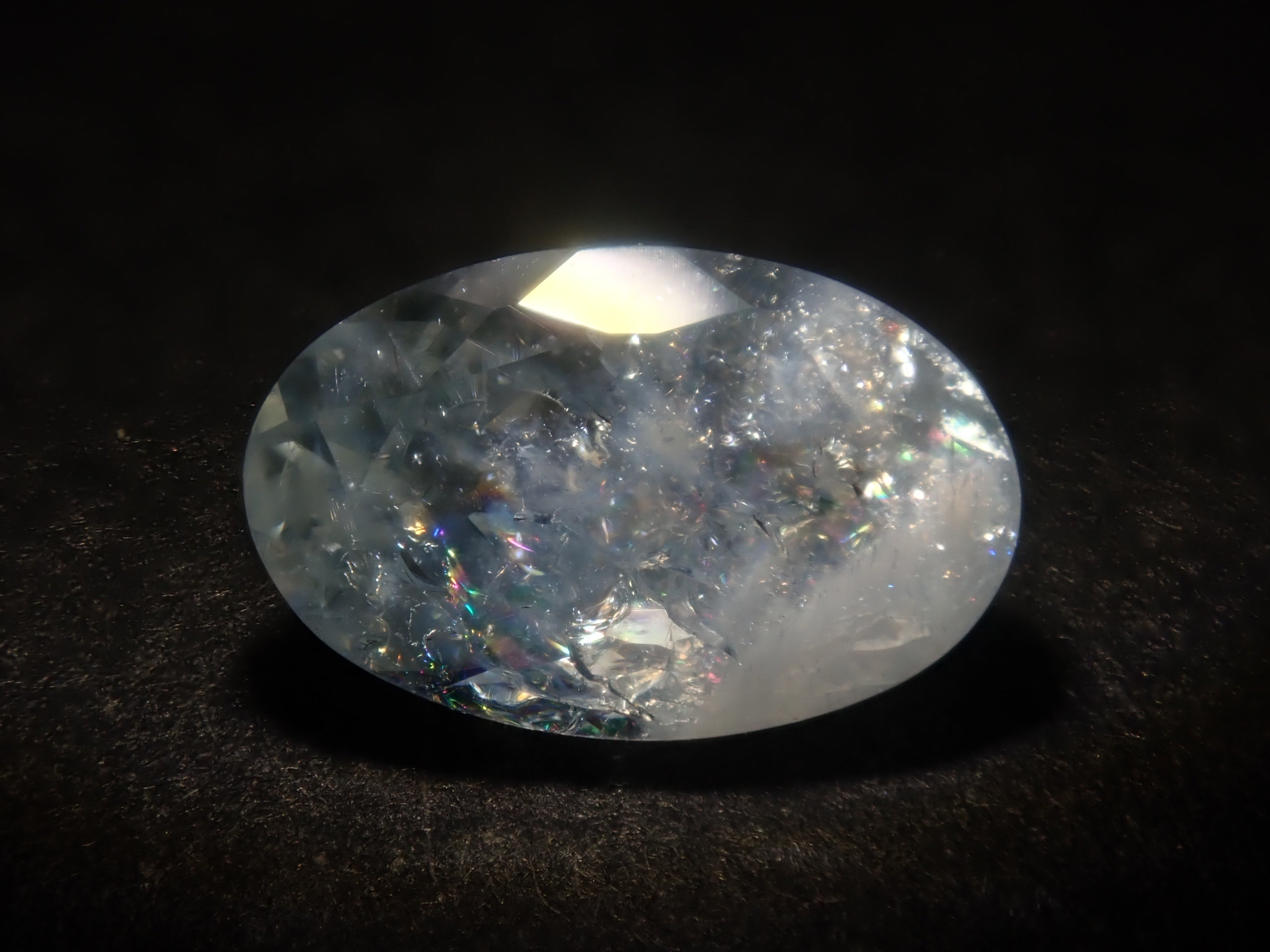 [Available at 10 PM on August 13th] [Limited to 9 stones] One loose Brazilian rainbow aquamarine (oval cut, average 0.8 carats) [Multiple purchase discounts available]
