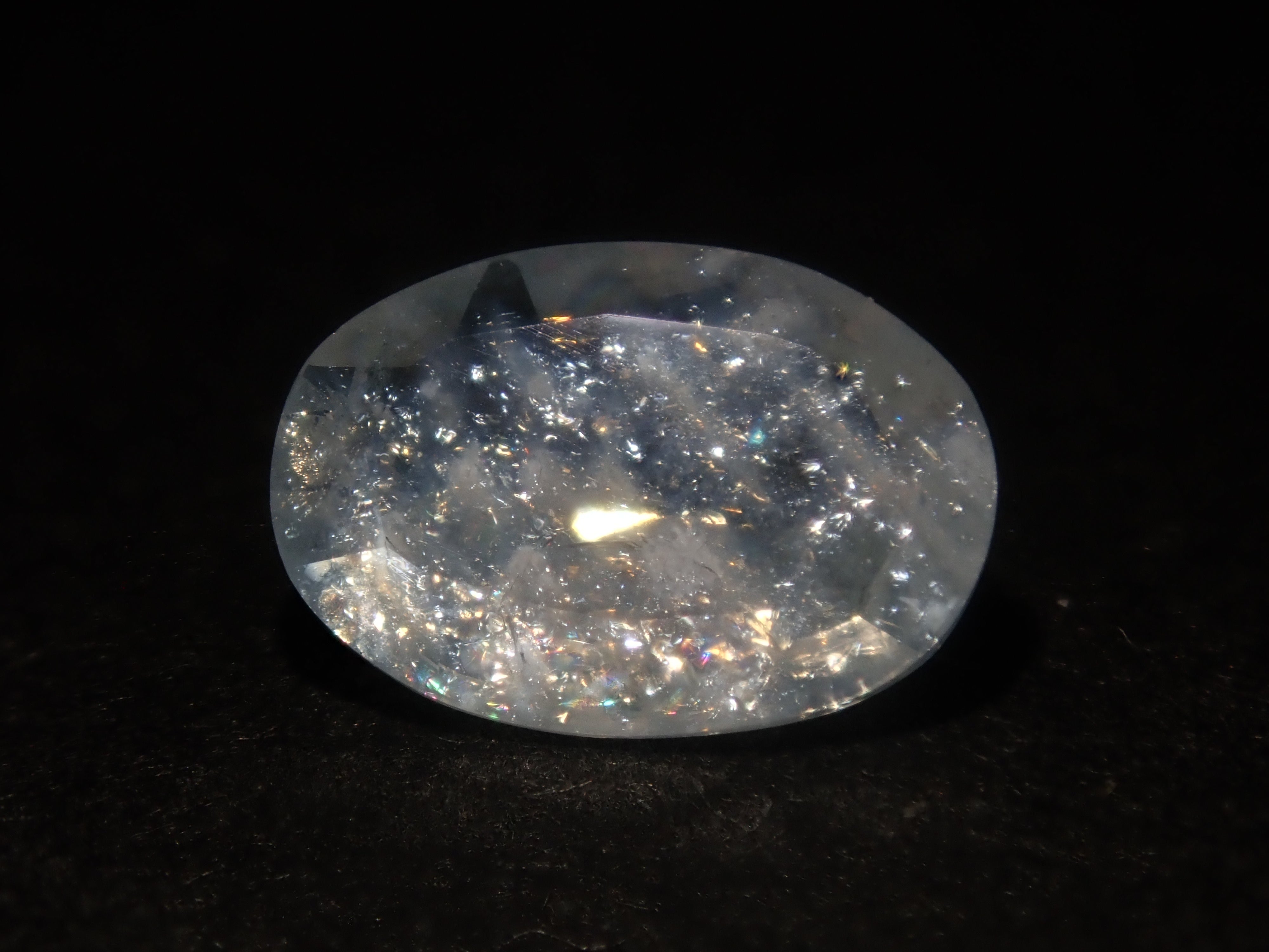 [Available at 10 PM on August 13th] [Limited to 9 stones] One loose Brazilian rainbow aquamarine (oval cut, average 0.8 carats) [Multiple purchase discounts available]