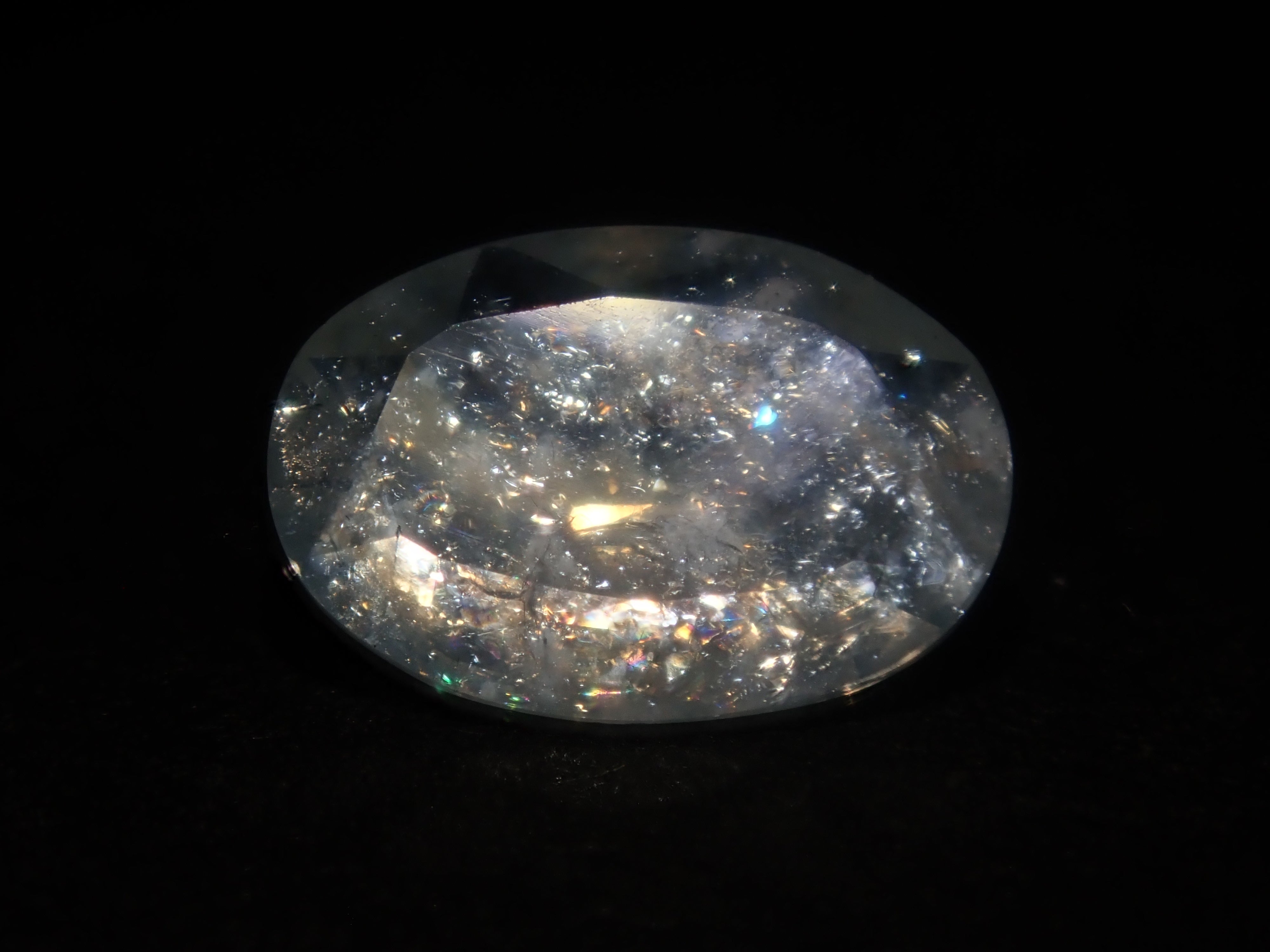[Available at 10 PM on August 13th] [Limited to 9 stones] One loose Brazilian rainbow aquamarine (oval cut, average 0.8 carats) [Multiple purchase discounts available]