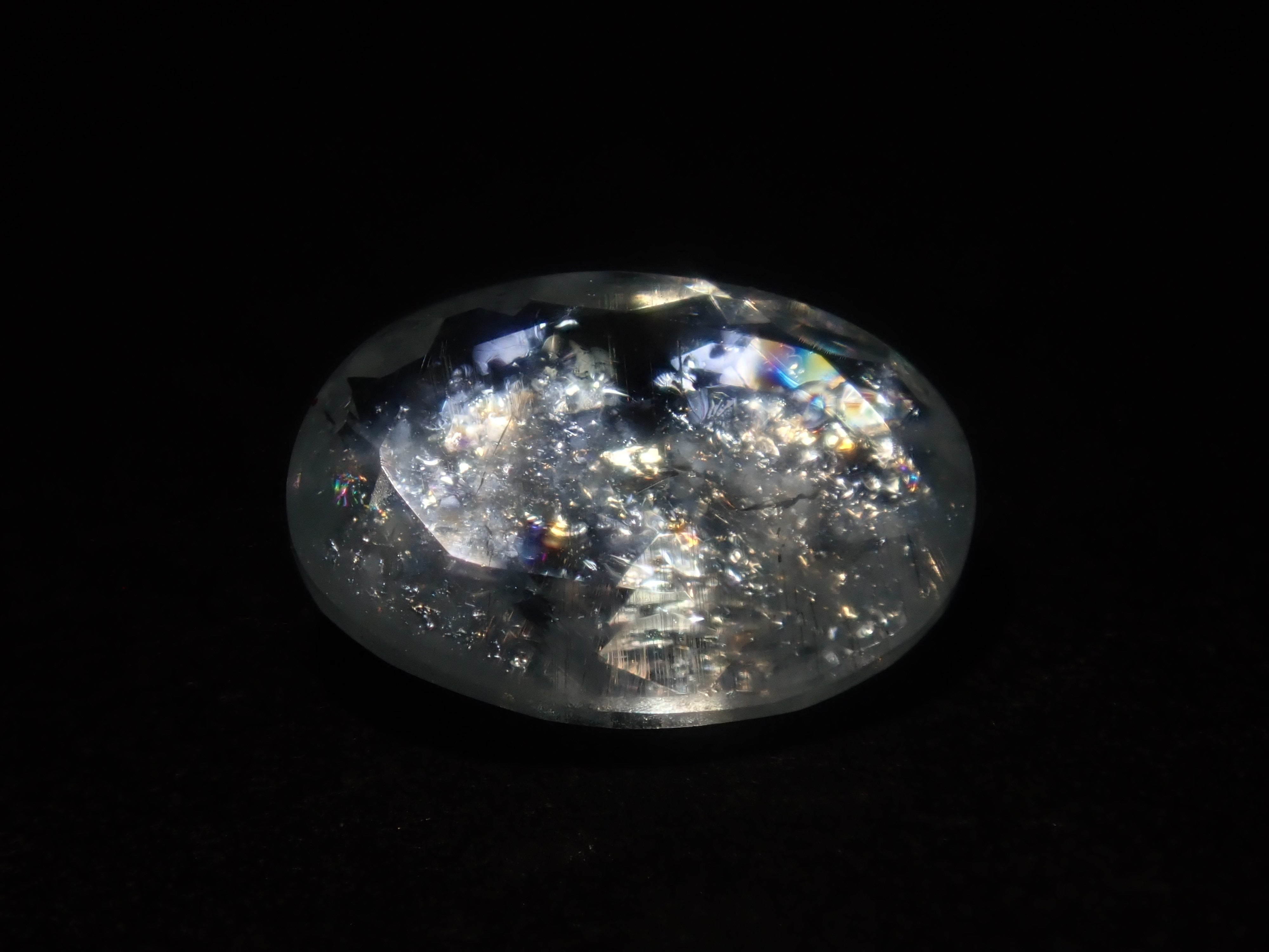 [Available at 10 PM on August 13th] [Limited to 9 stones] One loose Brazilian rainbow aquamarine (oval cut, average 0.8 carats) [Multiple purchase discounts available]