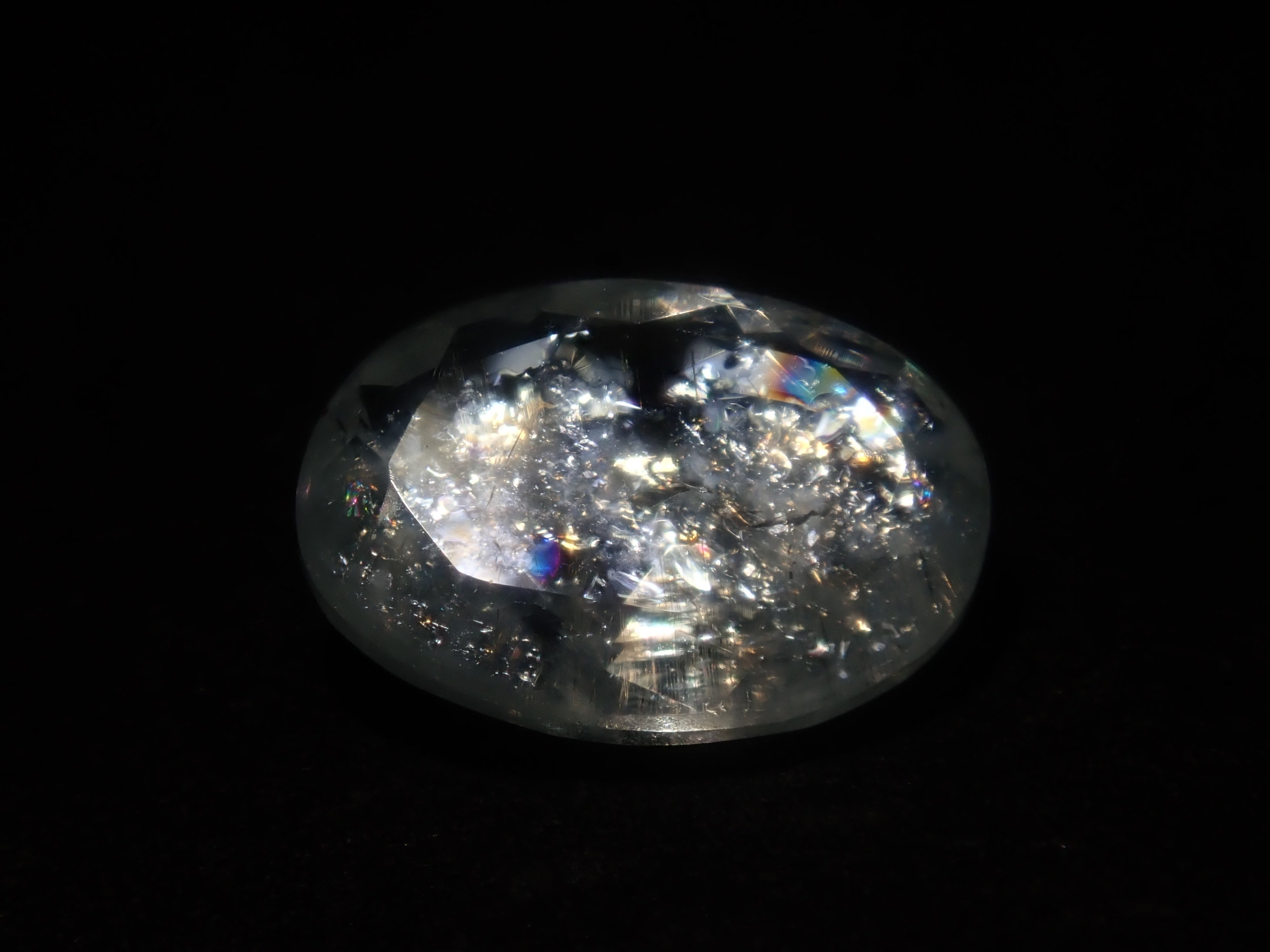 [Available at 10 PM on August 13th] [Limited to 9 stones] One loose Brazilian rainbow aquamarine (oval cut, average 0.8 carats) [Multiple purchase discounts available]