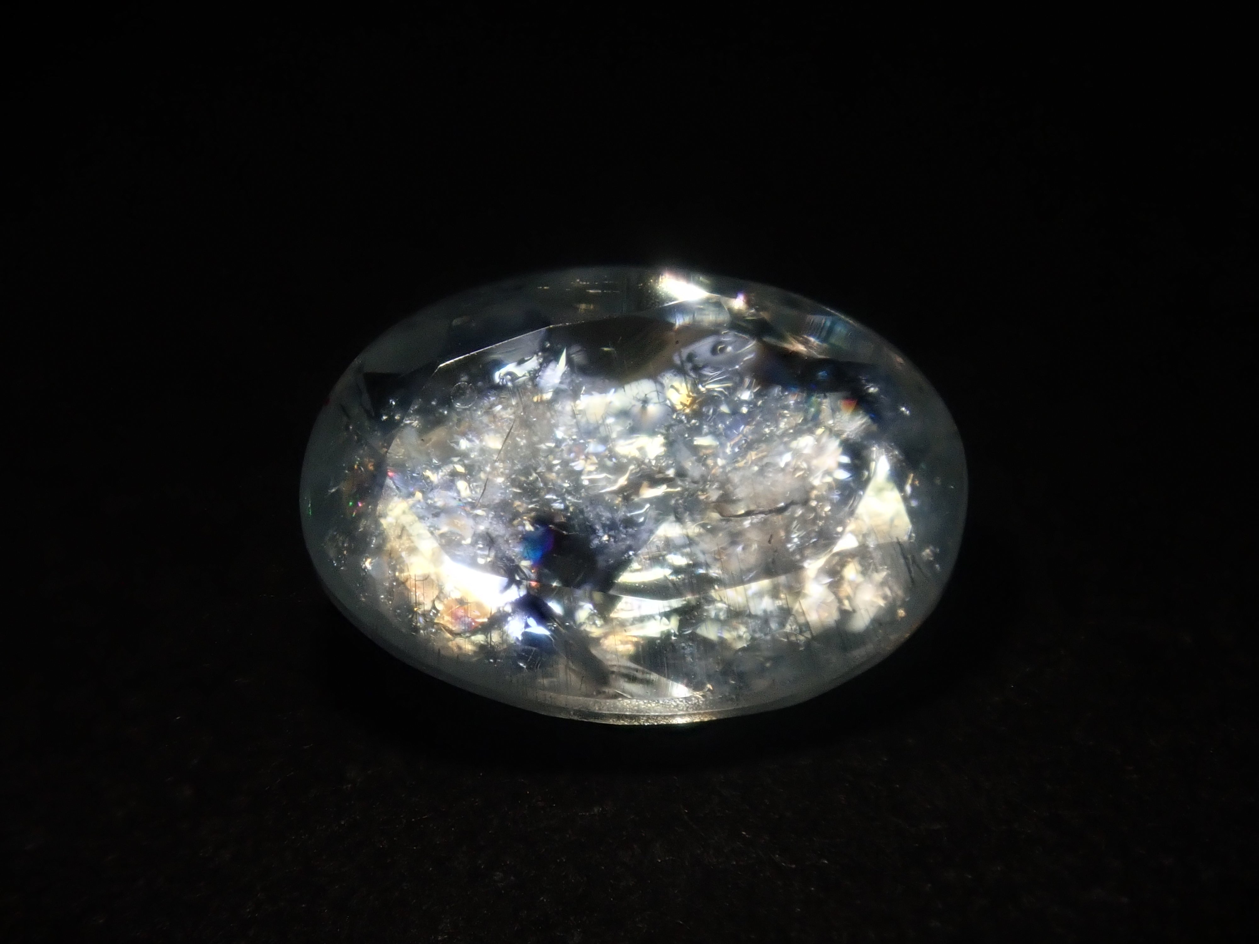 [Available at 10 PM on August 13th] [Limited to 9 stones] One loose Brazilian rainbow aquamarine (oval cut, average 0.8 carats) [Multiple purchase discounts available]