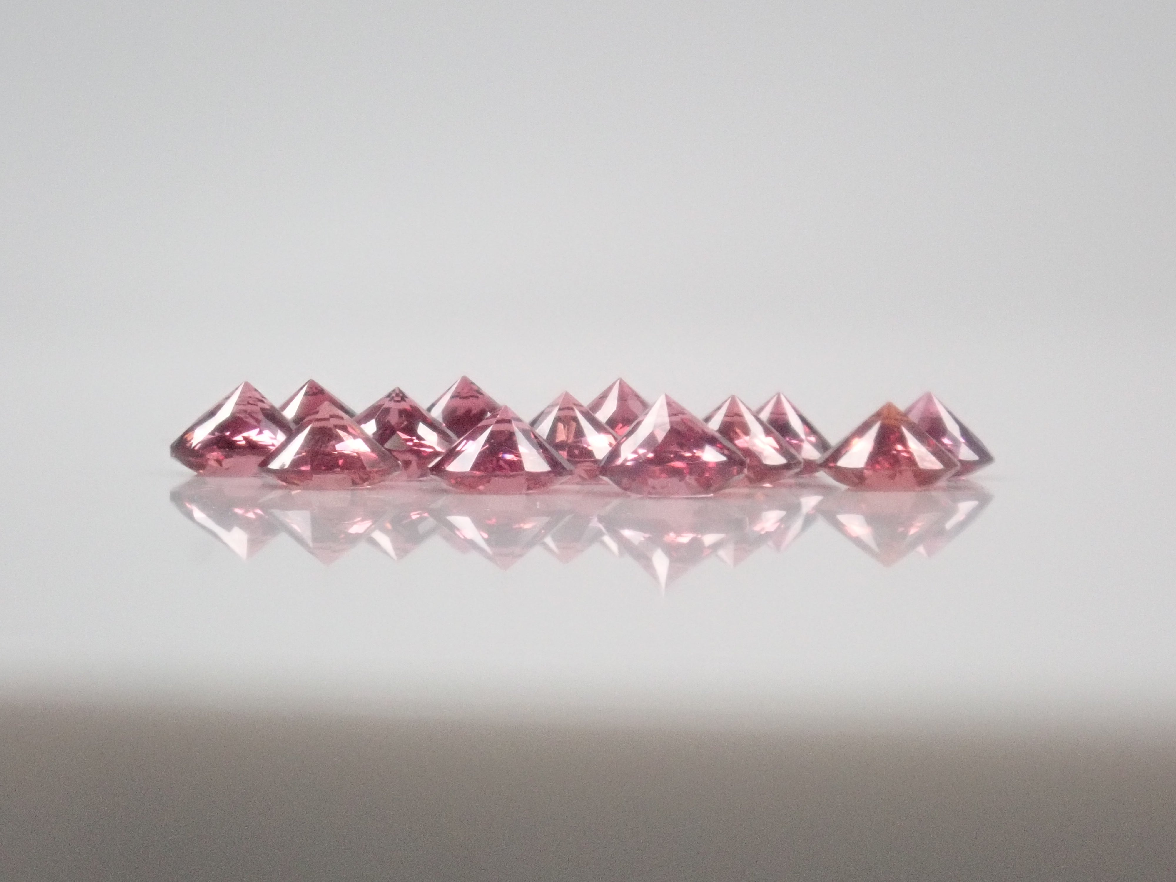 【2/15 22時販売】《限定13石》スリランカ産ロードライトガーネット3.5mm1石ルース（サンジェ氏カット）《複数購入割引有》