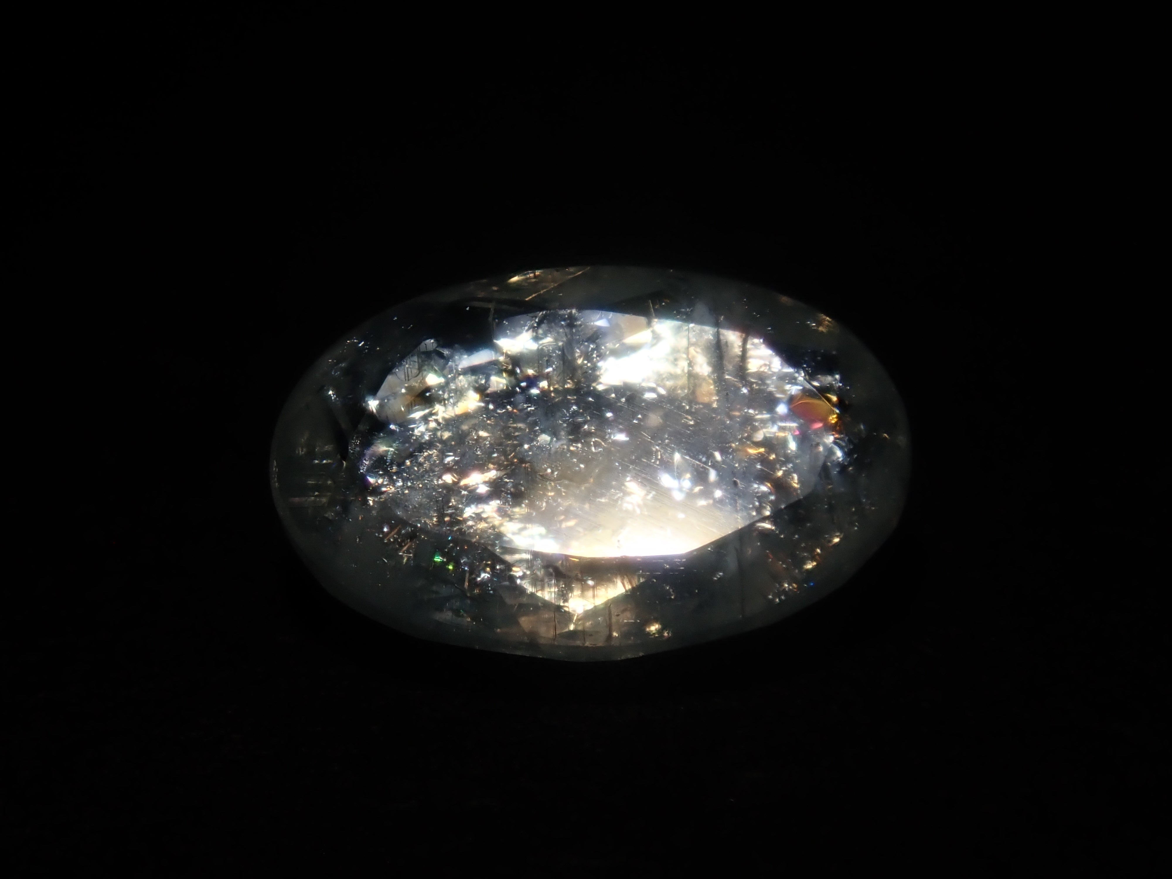 [Available at 10 PM on August 13th] [Limited to 9 stones] One loose Brazilian rainbow aquamarine (oval cut, average 0.8 carats) [Multiple purchase discounts available]