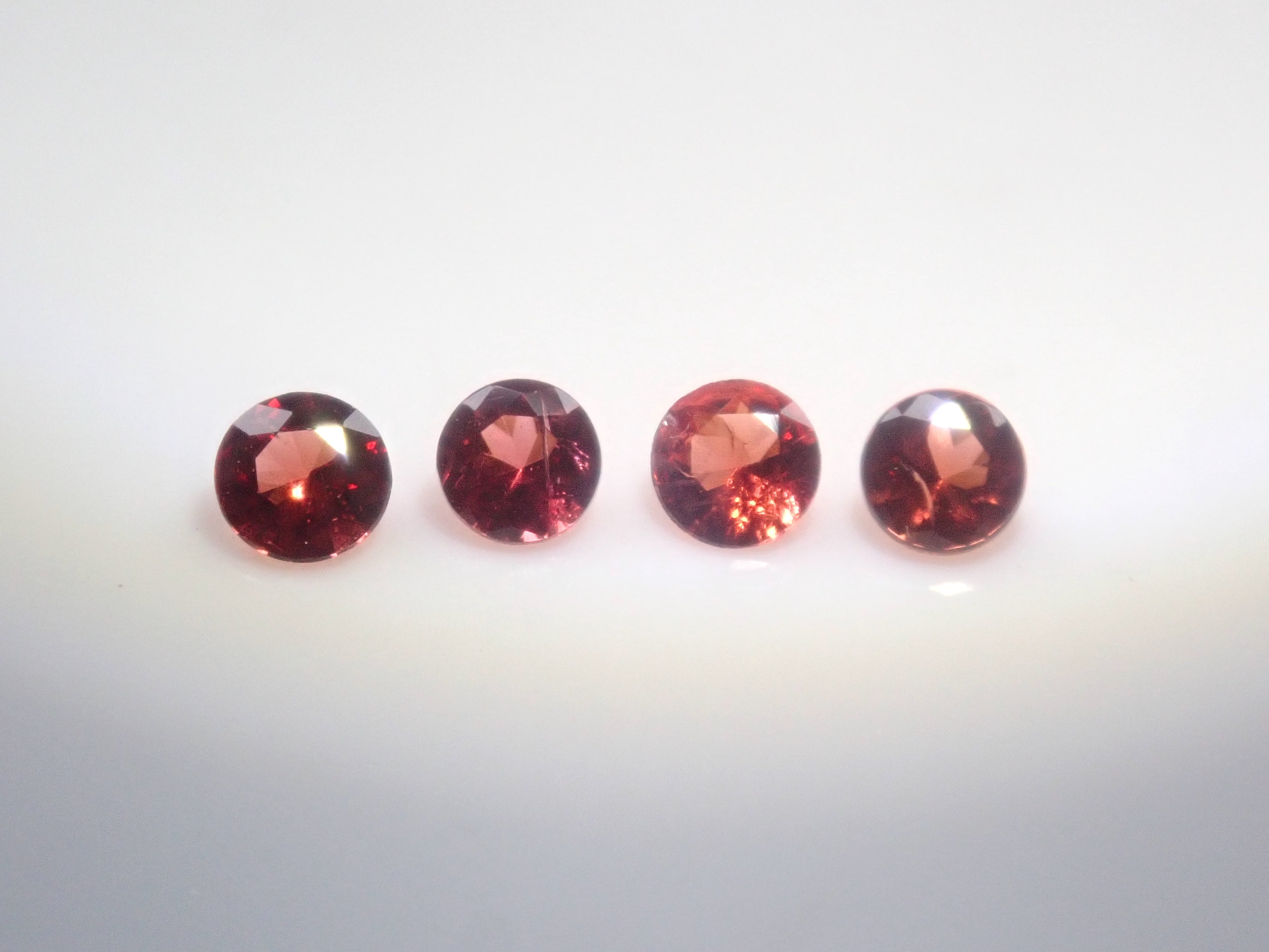 【3月8日晚間10點開始販售】【圖森新品到貨 - 限量4顆】加拿大尤迪亞石，約2.5毫米【多買有優惠】