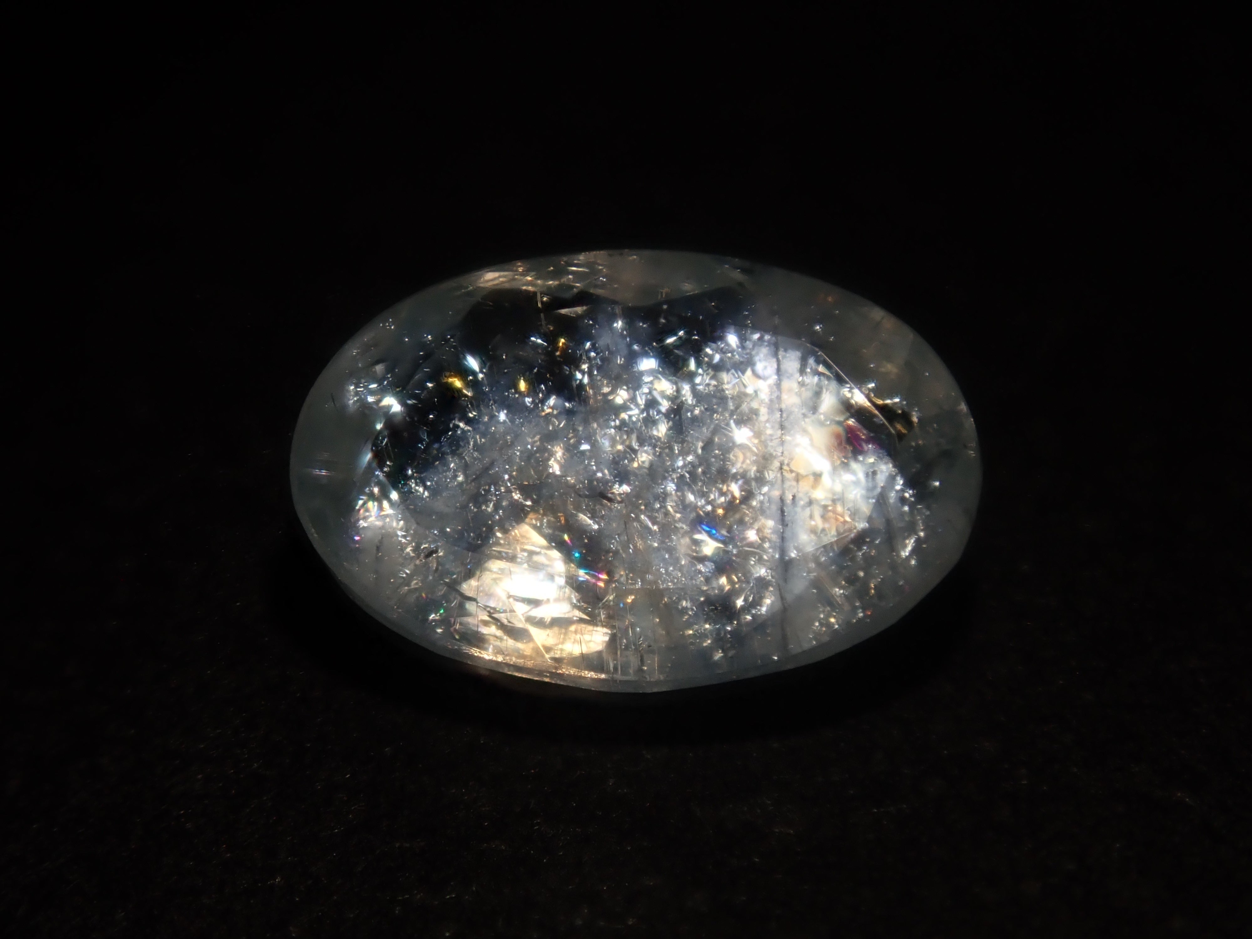 [Available at 10 PM on August 13th] [Limited to 9 stones] One loose Brazilian rainbow aquamarine (oval cut, average 0.8 carats) [Multiple purchase discounts available]