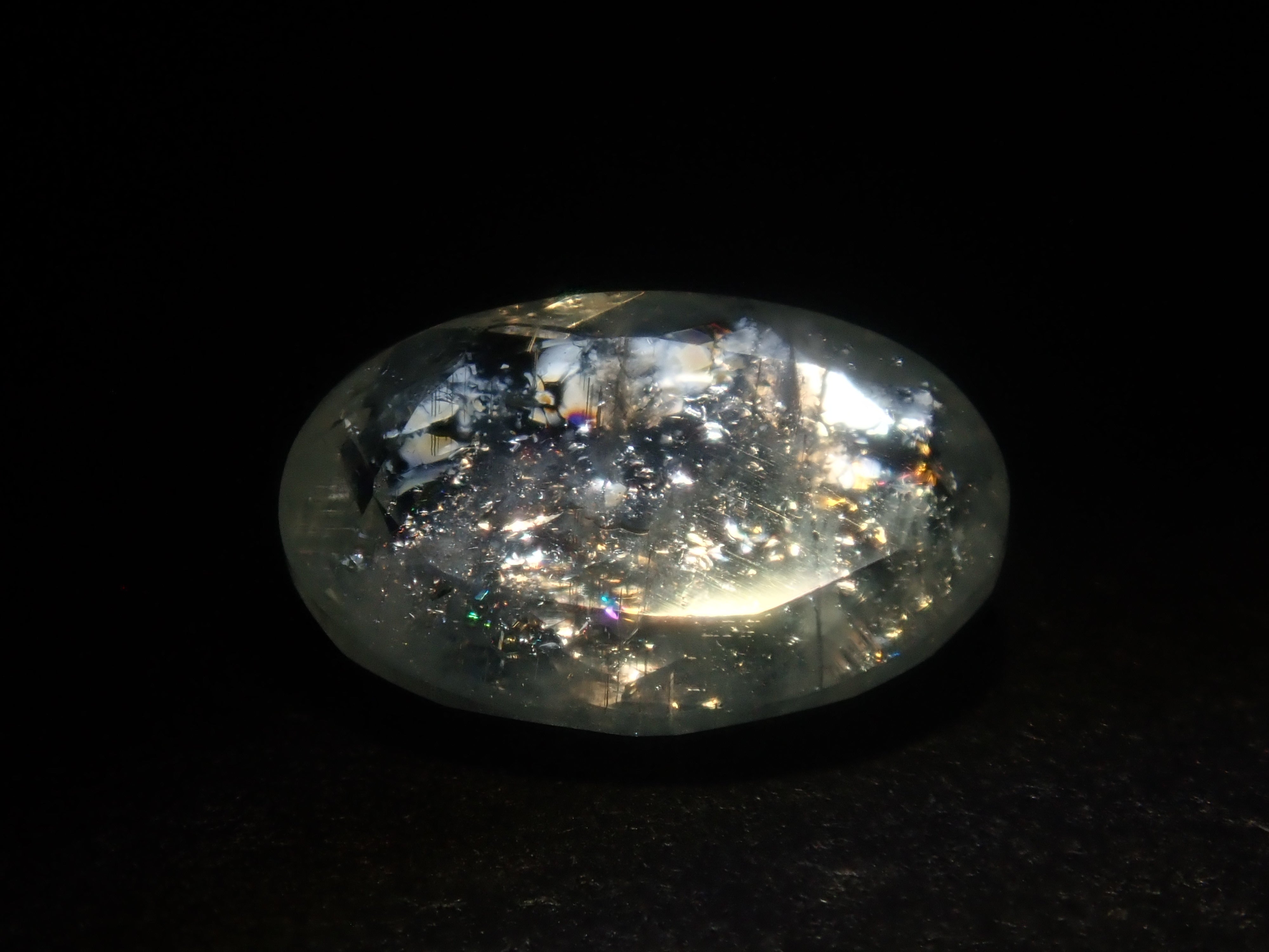 [Available at 10 PM on August 13th] [Limited to 9 stones] One loose Brazilian rainbow aquamarine (oval cut, average 0.8 carats) [Multiple purchase discounts available]