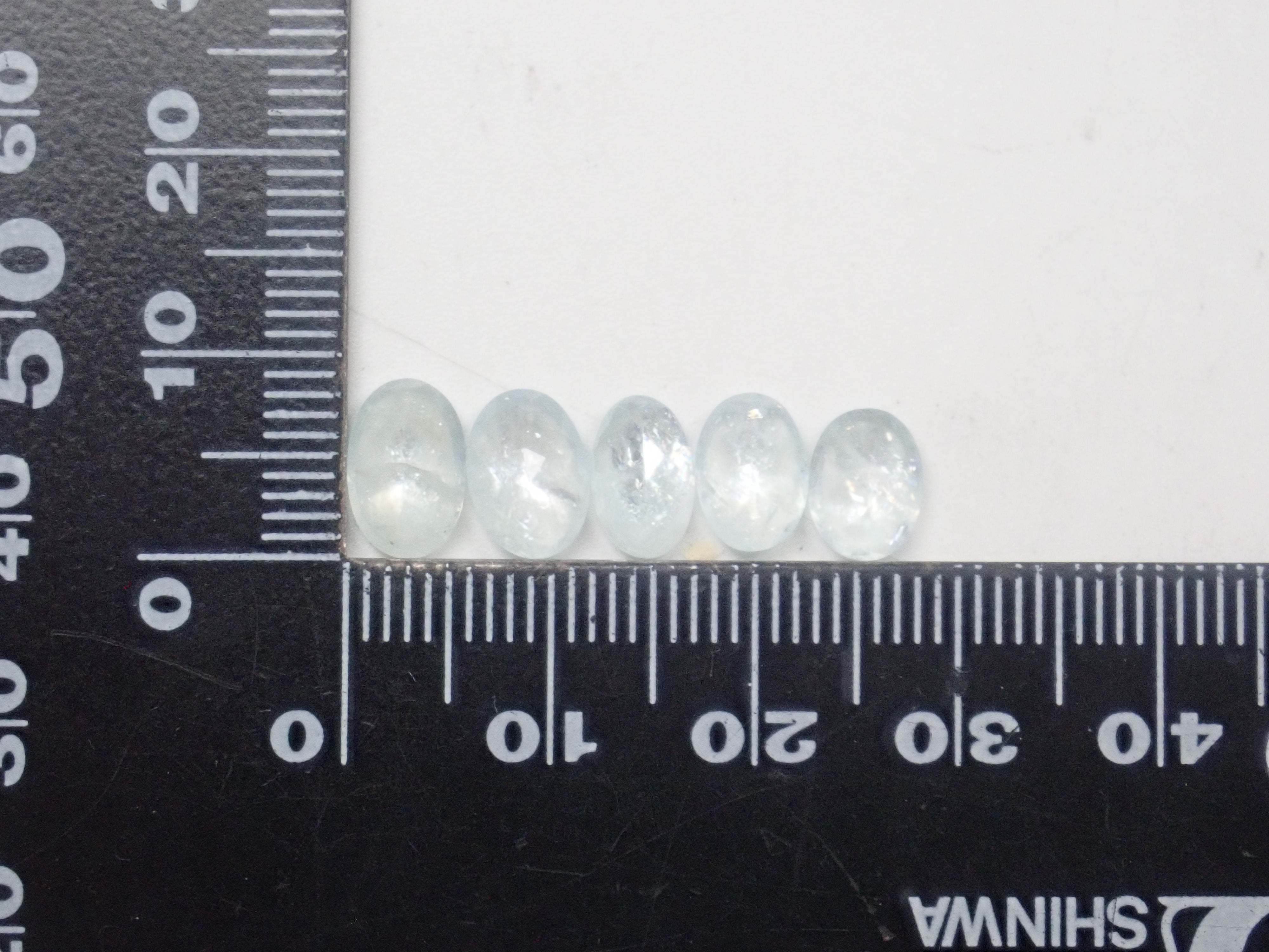 [Available at 10 PM on August 13th] [Limited to 9 stones] One loose Brazilian rainbow aquamarine (oval cut, average 0.8 carats) [Multiple purchase discounts available]