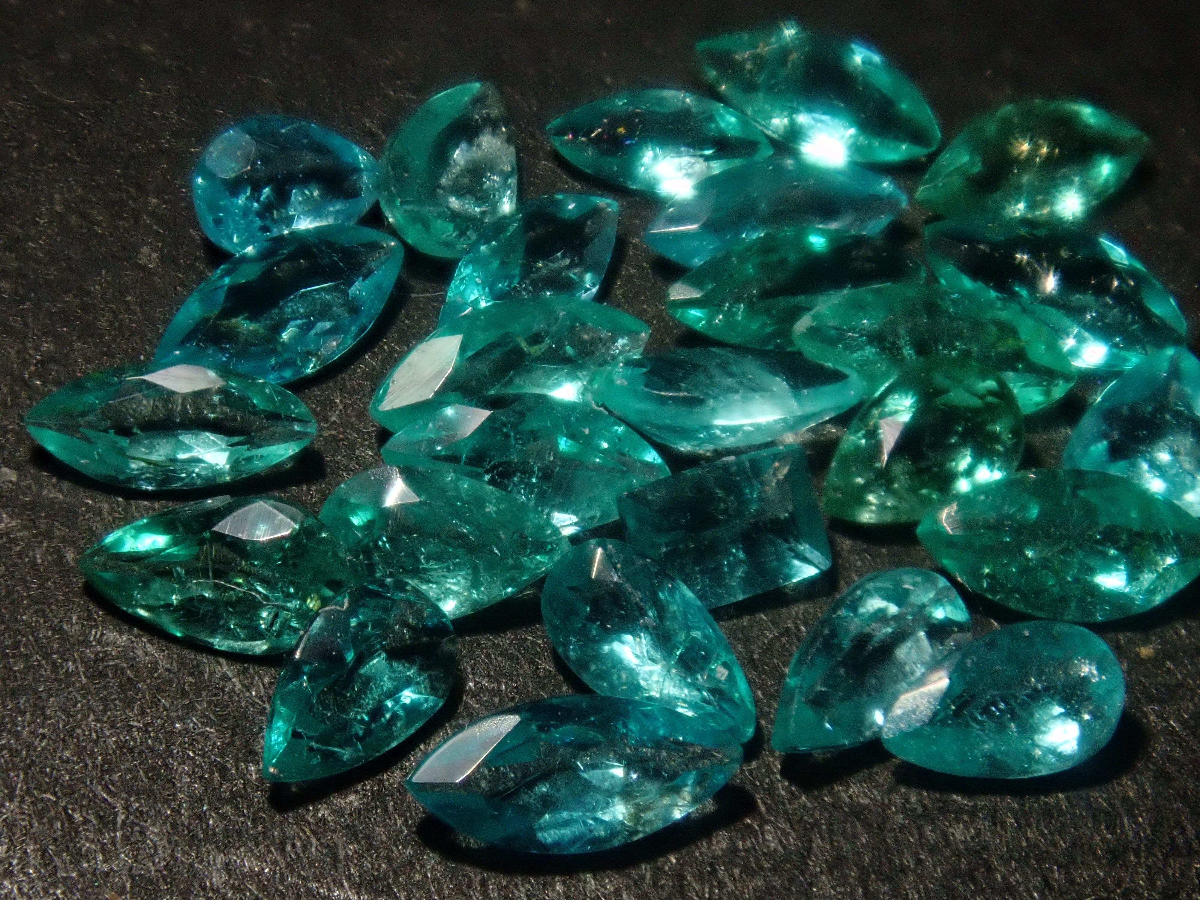 非加熱　パライバトルマリンルース　バイカラー　バターリャ産　0.26ct