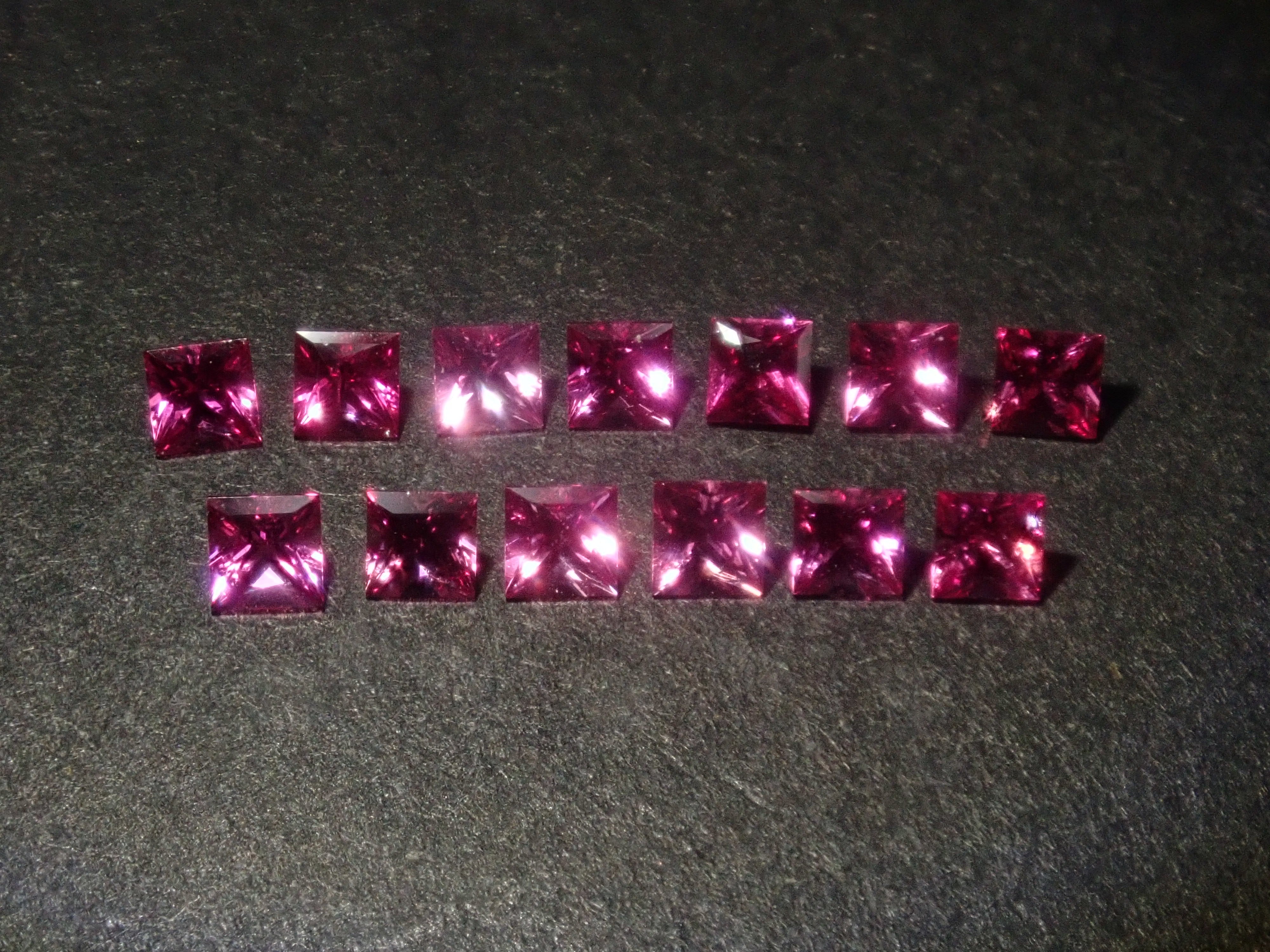 【2/1 22時販売】《限定15石》赤色ガチャ💎通常55,800円の非加熱ピジョンブラッドルビーAIGS鑑別書付きやホットピンクサファイアなど（さらにサンジェ氏新作サファイアおまけ）《複数購入割引有》