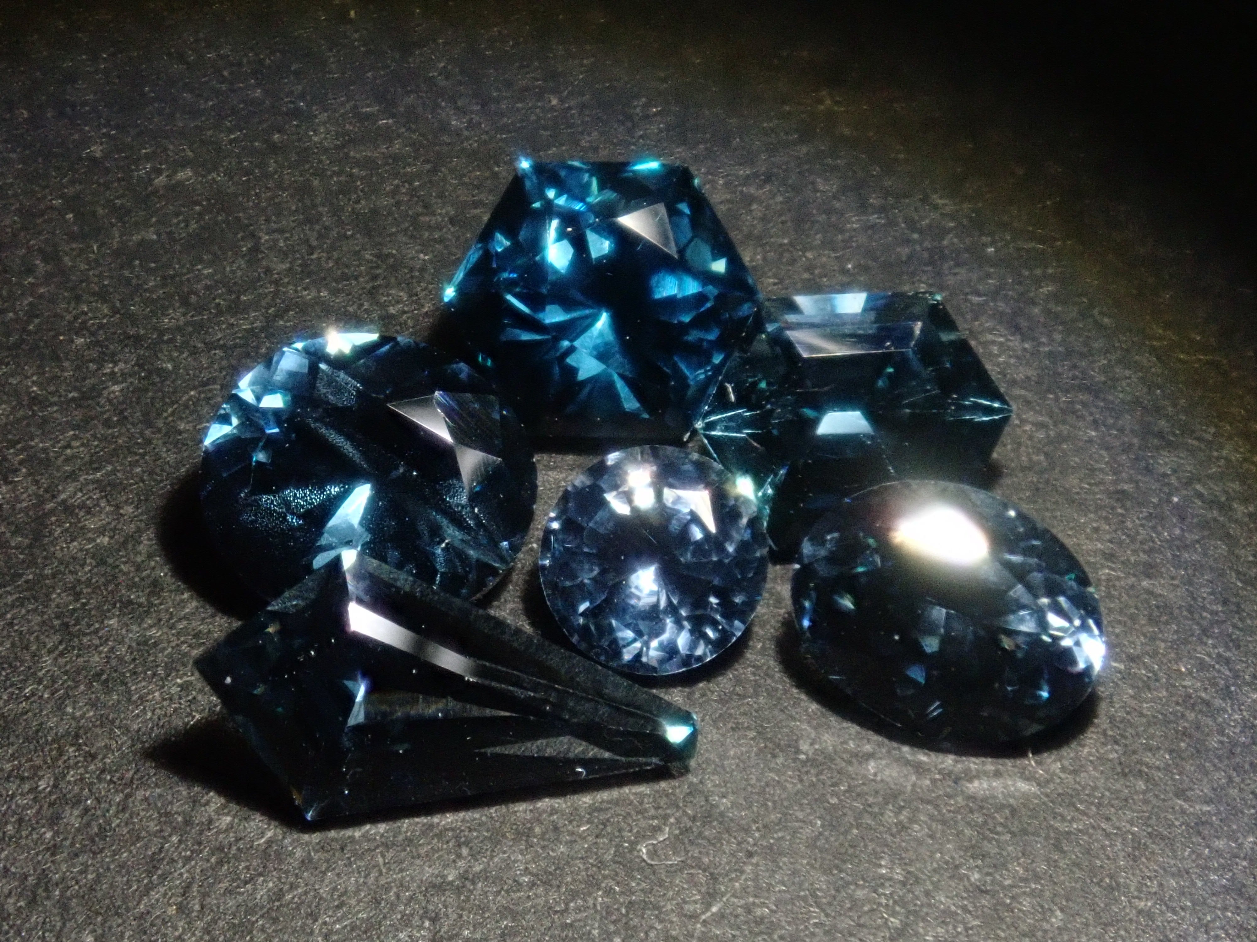 【9/6 22時販売】《限定10石》ブルースピネルガチャ・コバルトスピネル(カラーシフトタイプ含む・日独鑑別書)2石含む・おまけの合成コバルトスピネル付き《複数購入割引有》