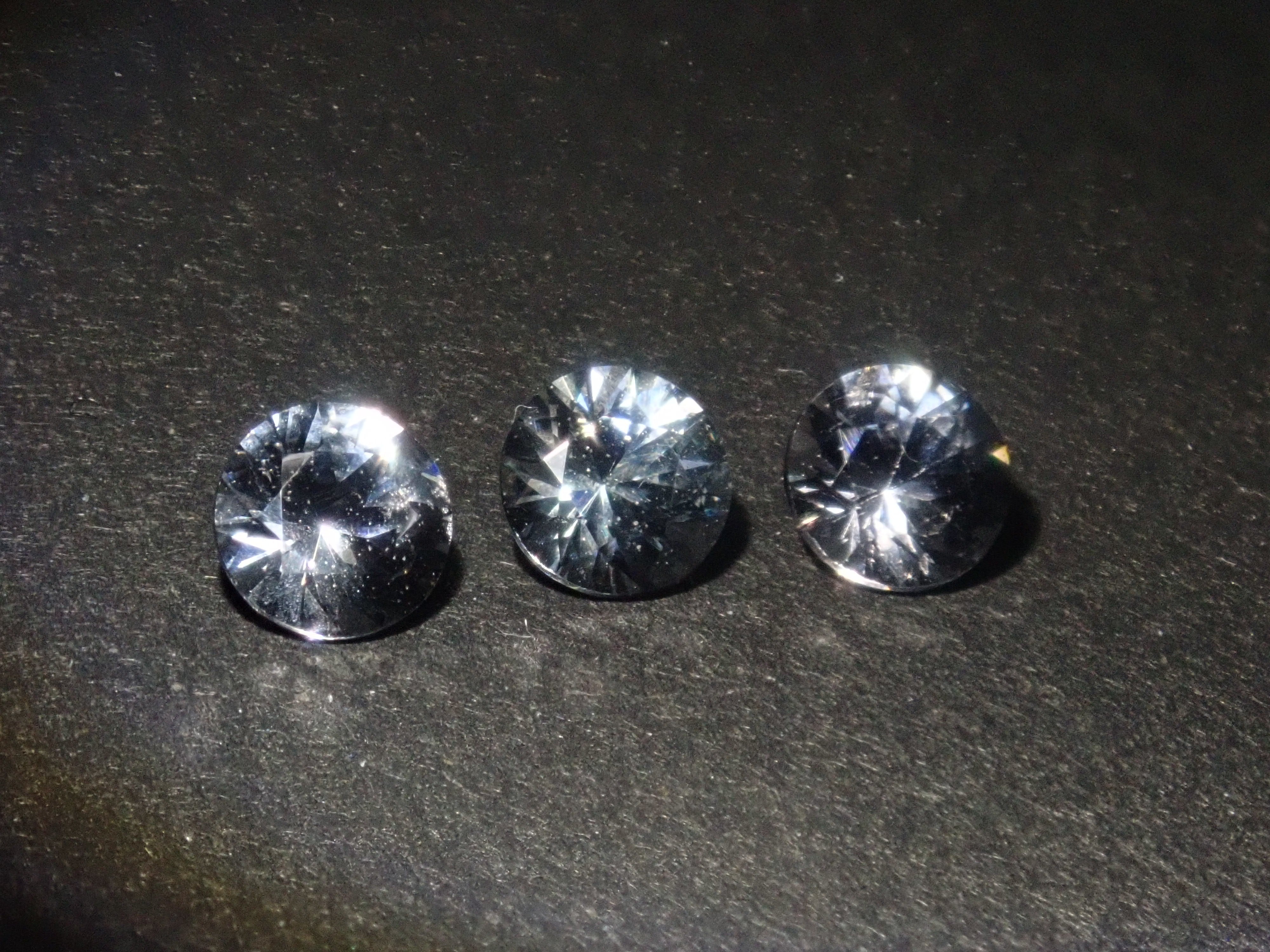 【10/12 22時販売】《限定3石》ミャンマー産グレースピネル・プラチナスピネル（4.0mm,ラウンドカット）1石ルース《複数購入割引有》