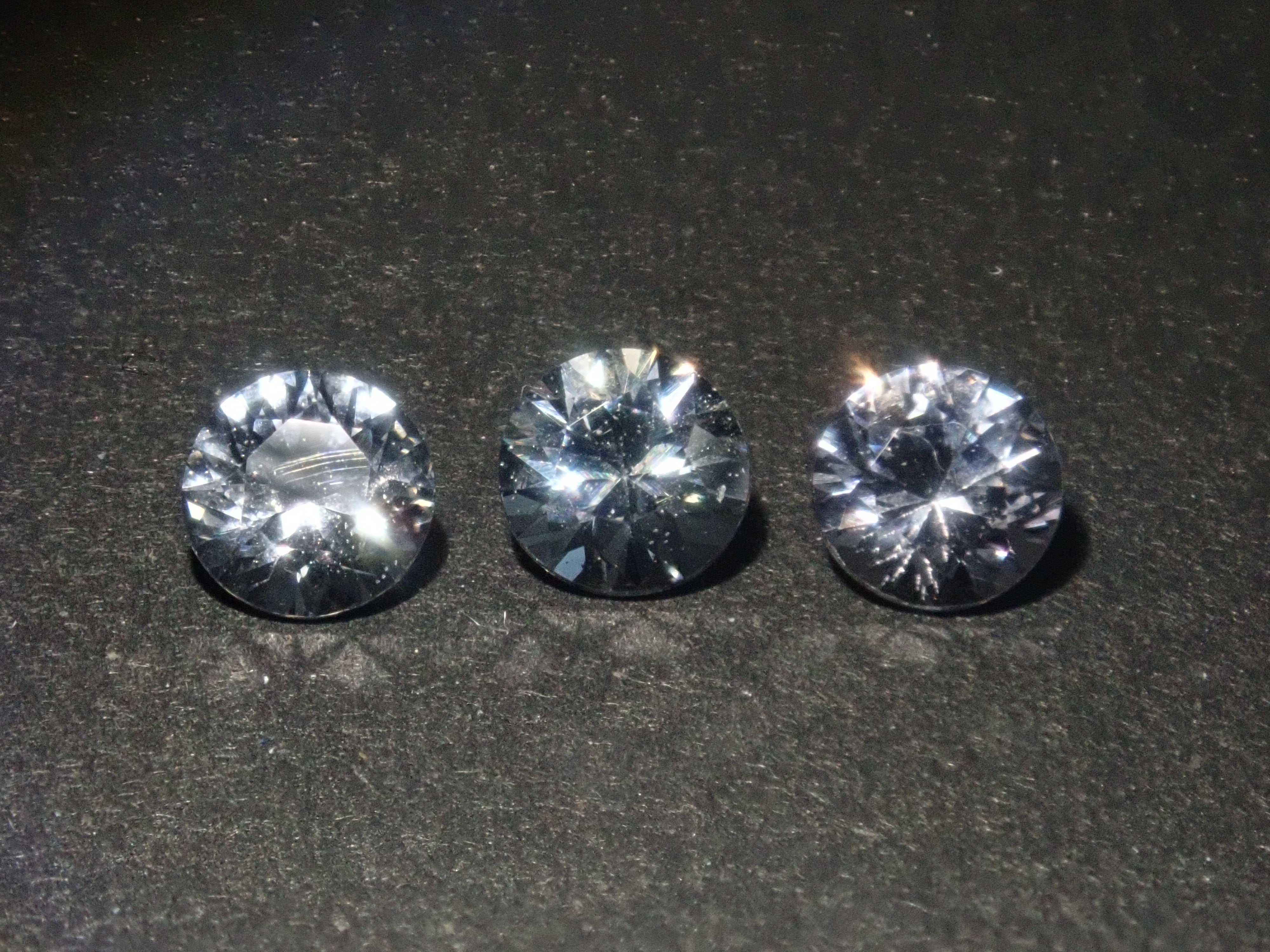 【10/12 22時販売】《限定3石》ミャンマー産グレースピネル・プラチナスピネル（4.0mm,ラウンドカット）1石ルース《複数購入割引有》