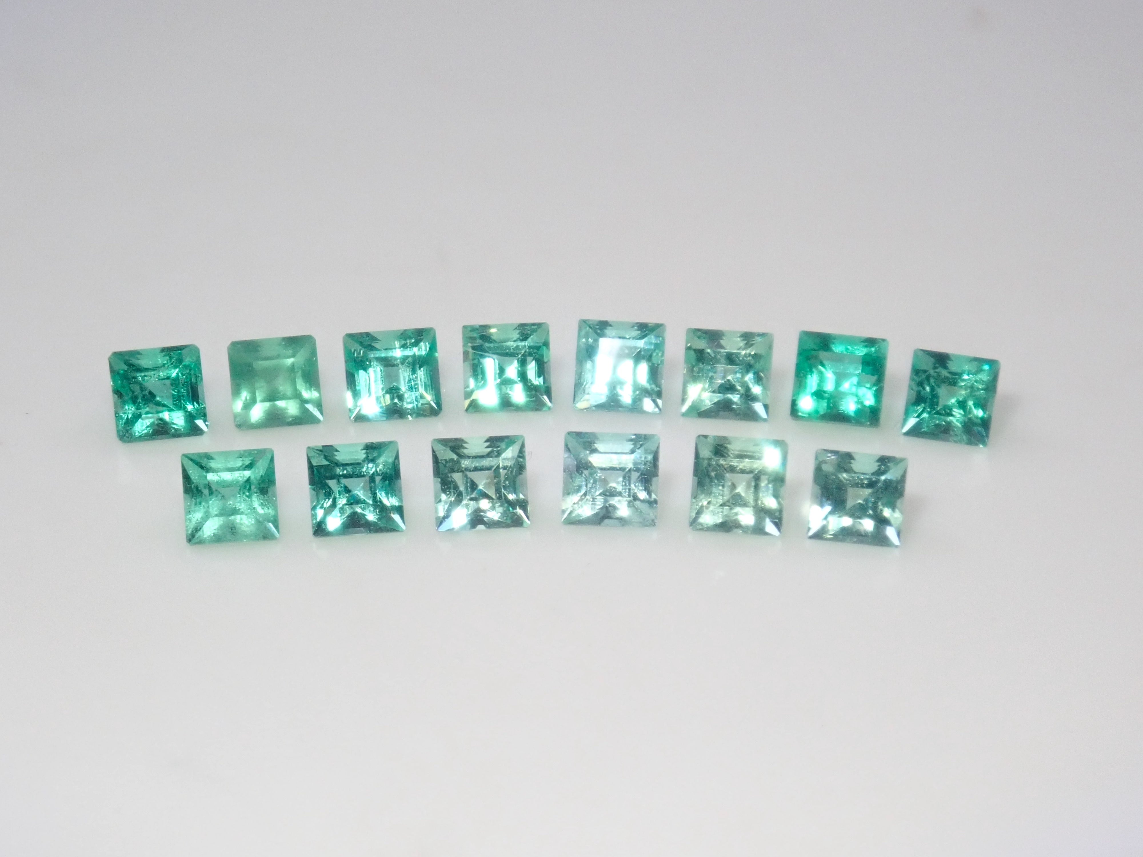 【11/3 22時販売】ロシア産ノンオイルエメラルド1石ルース(2.1ｍｍ,スクエアカット)《複数購入割引有》