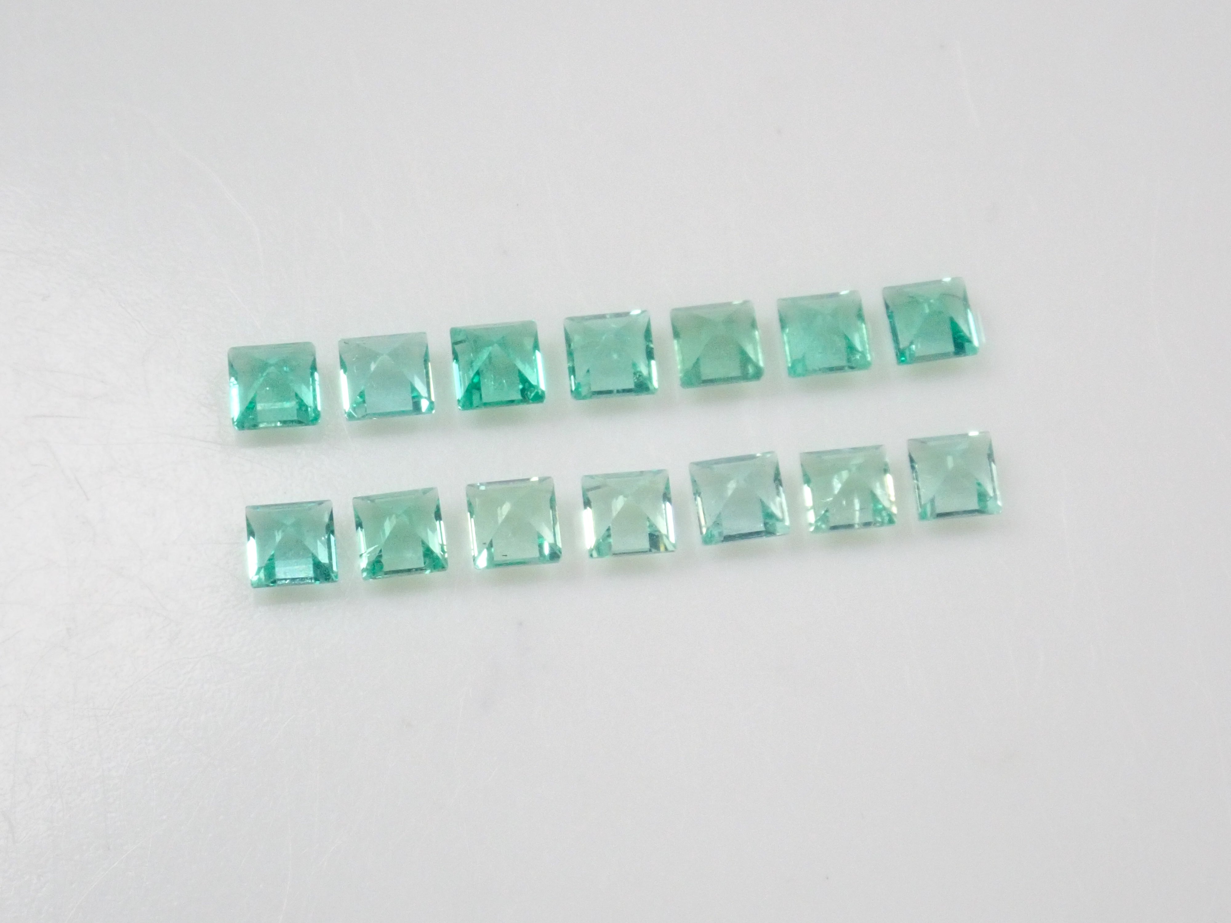 【11/3 22時販売】ロシア産ノンオイルエメラルド1石ルース(2.1ｍｍ,スクエアカット)《複数購入割引有》