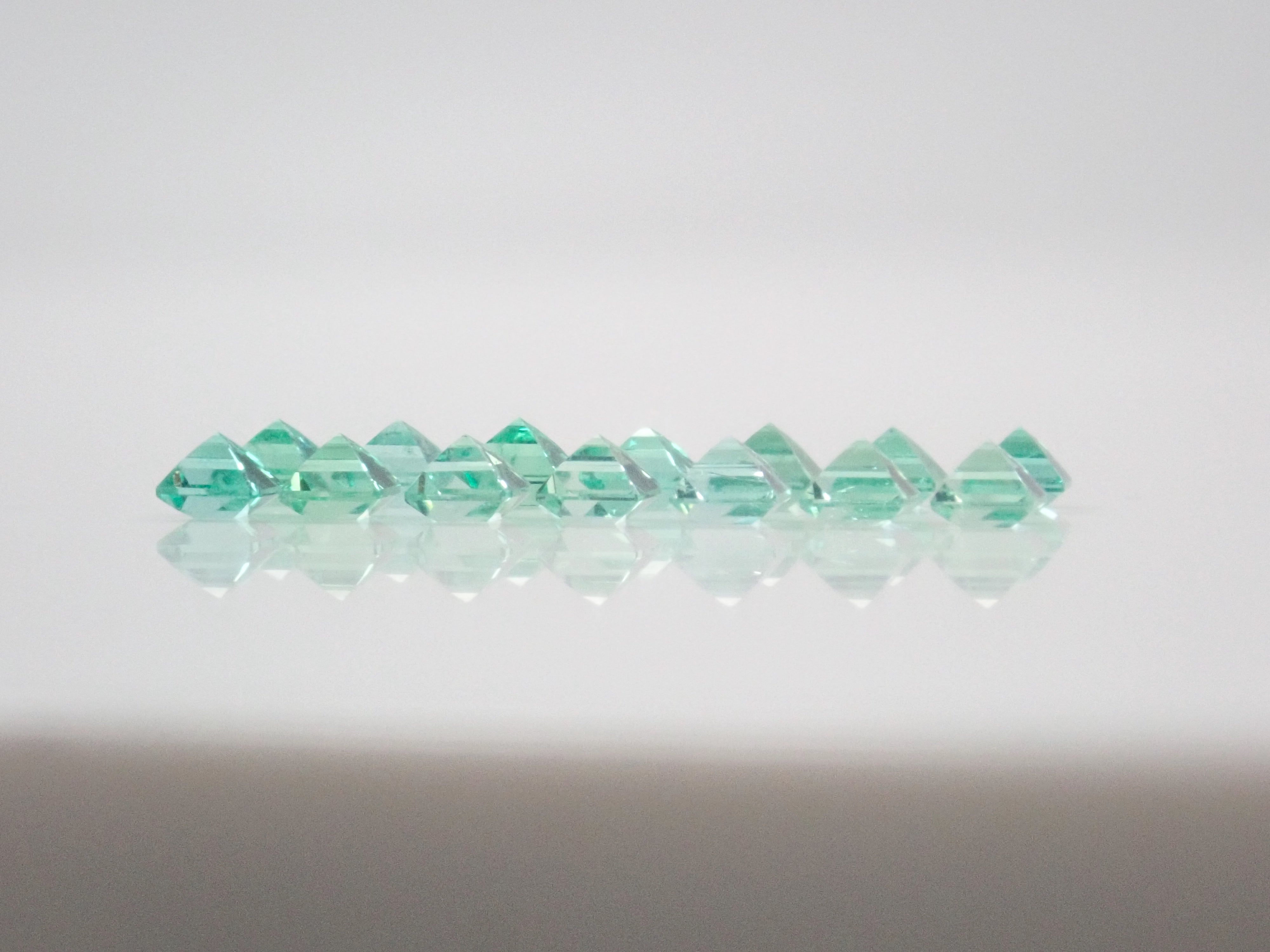 【11/3 22時販売】ロシア産ノンオイルエメラルド1石ルース(2.1ｍｍ,スクエアカット)《複数購入割引有》