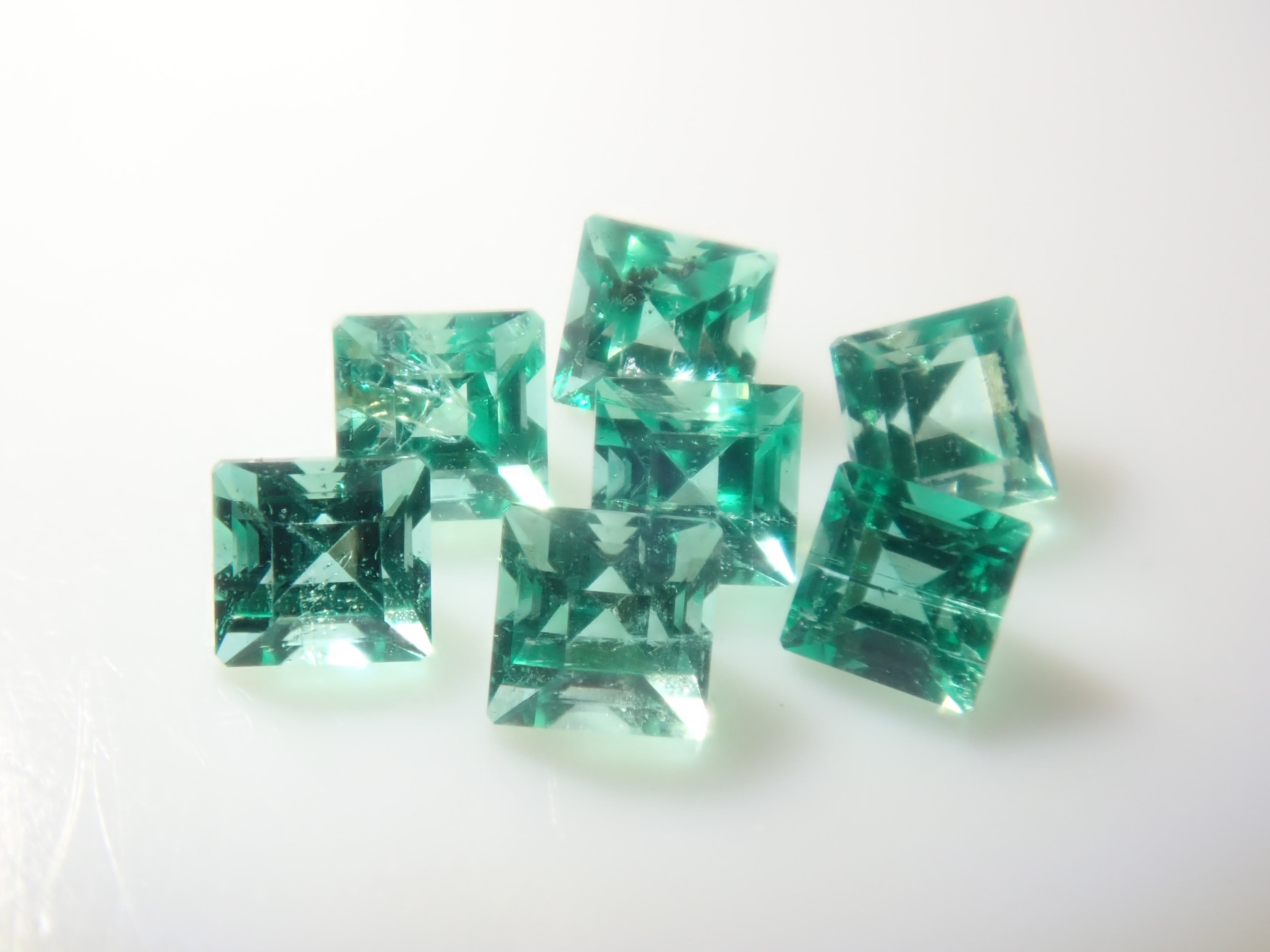 【9/12 22時販売】《限定7石》ロシア産ノンオイルエメラルド1石ルース(1.5-1.6ｍｍ,ステップカット)《複数購入割引有》