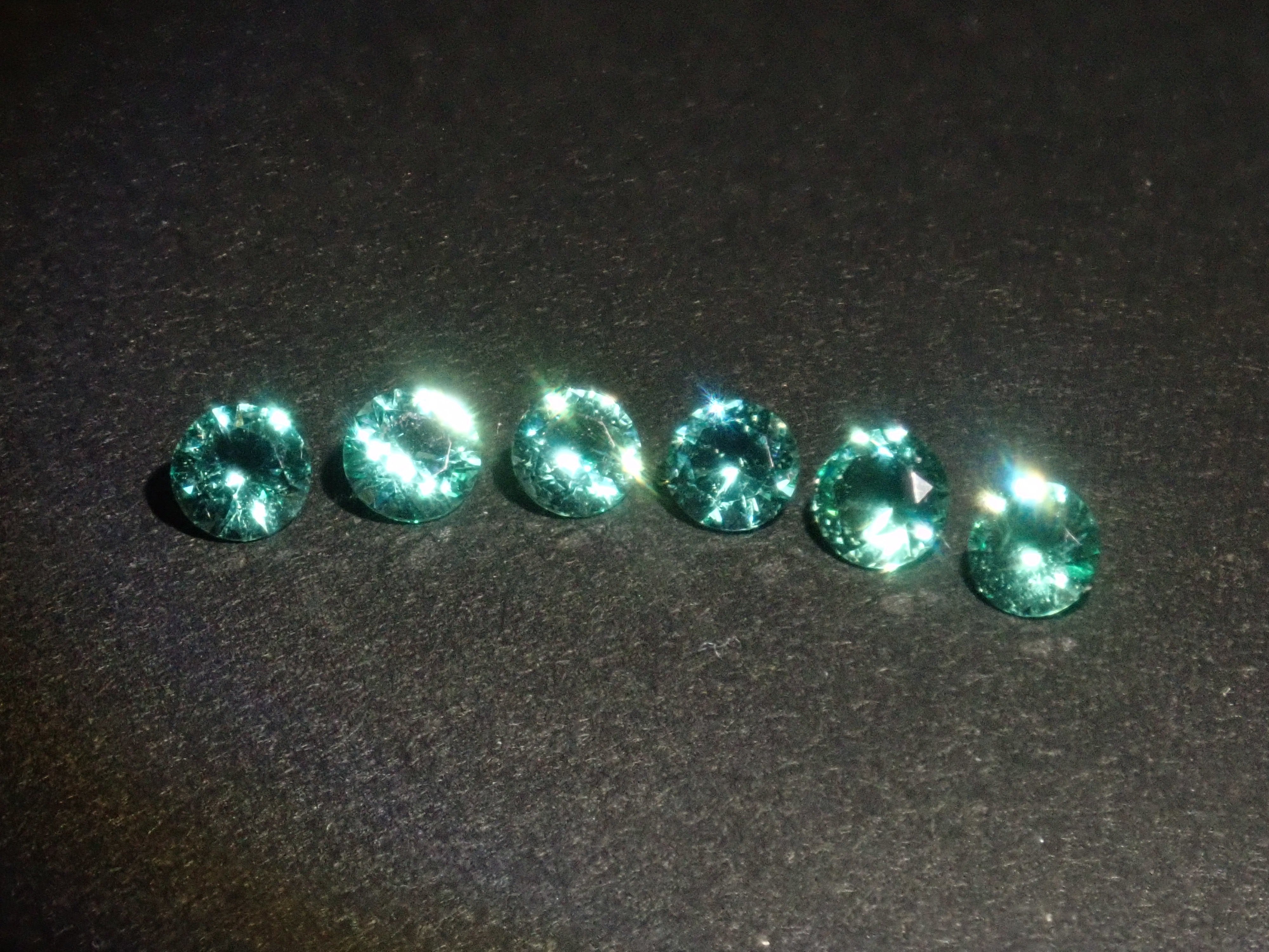 【10/13 22時販売】《限定6石》ロシア産ノンオイルエメラルド1石ルース(3.2ｍｍ,ラウンドカット)《複数購入割引有》