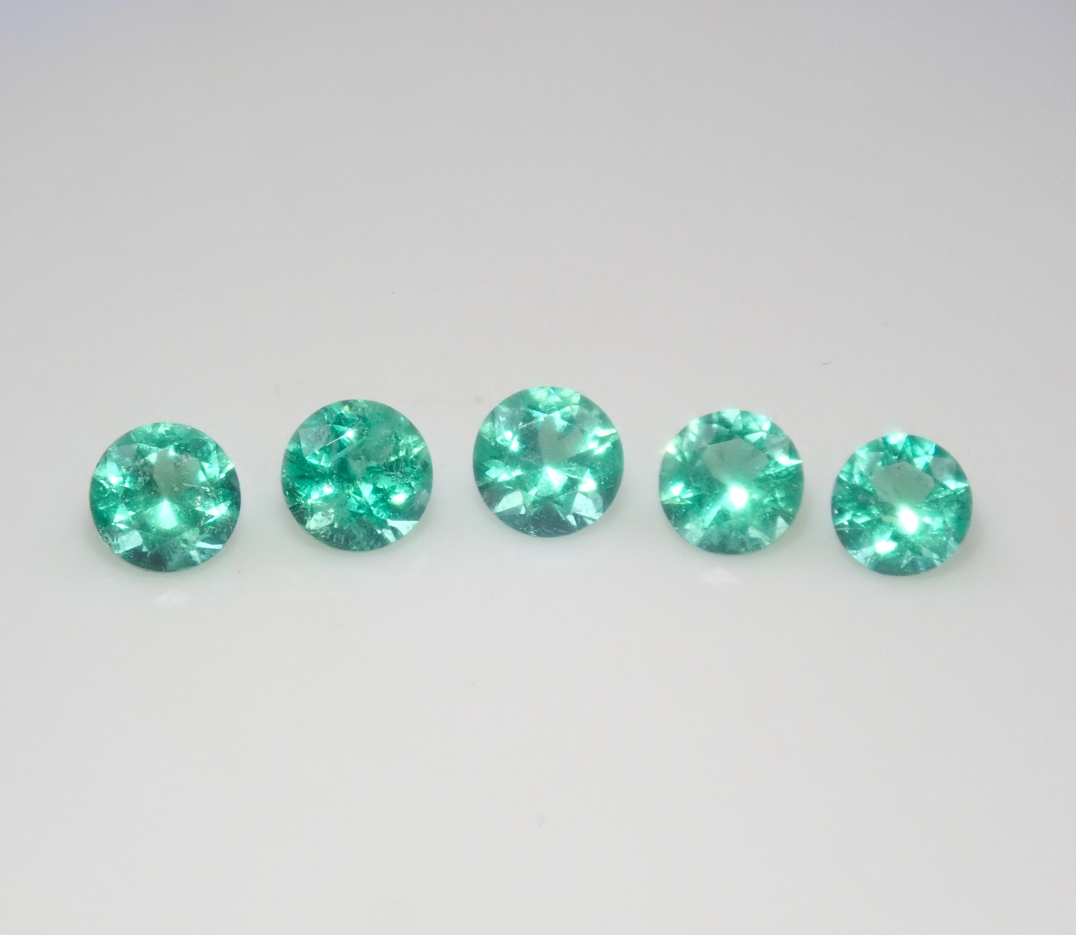 【10/13 22時販売】《限定5石》ロシア産ノンオイルエメラルド1石ルース(2.8ｍｍ,ラウンドカット)《複数購入割引有》