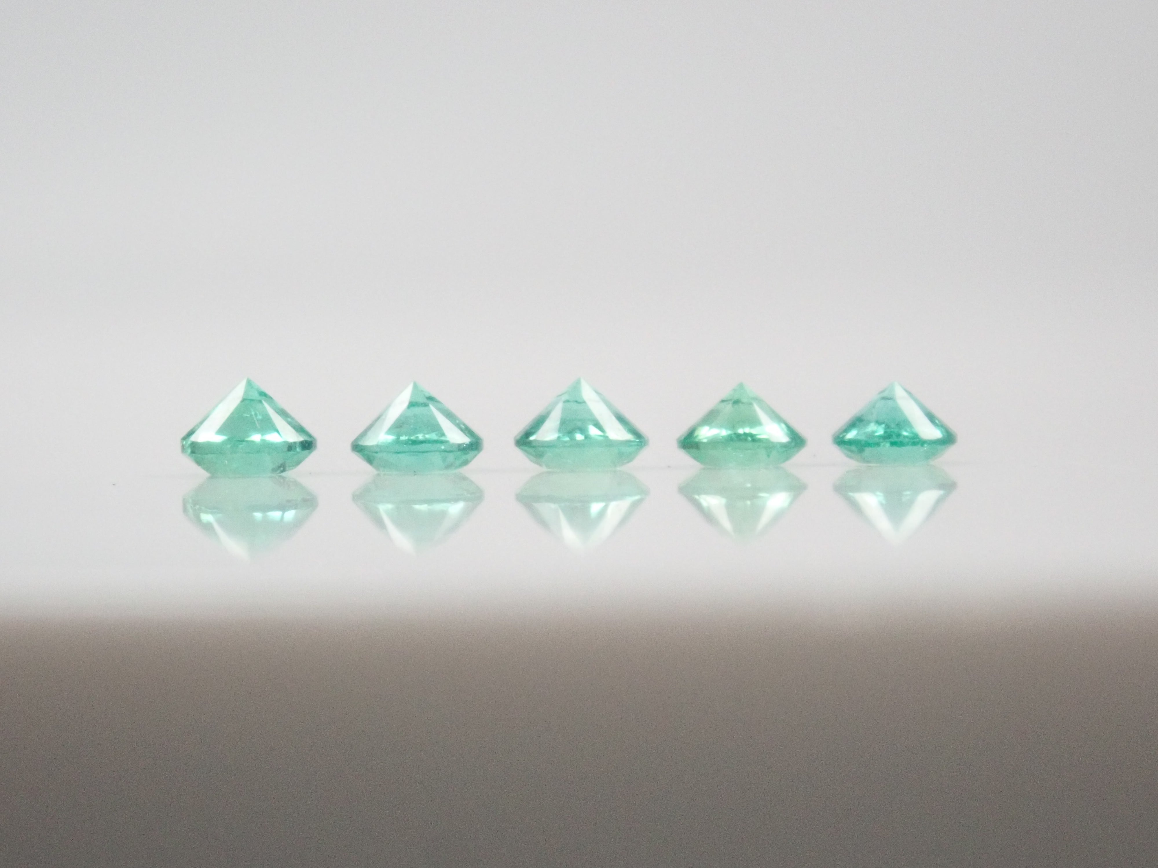 【10/13 22時販売】《限定5石》ロシア産ノンオイルエメラルド1石ルース(2.8ｍｍ,ラウンドカット)《複数購入割引有》